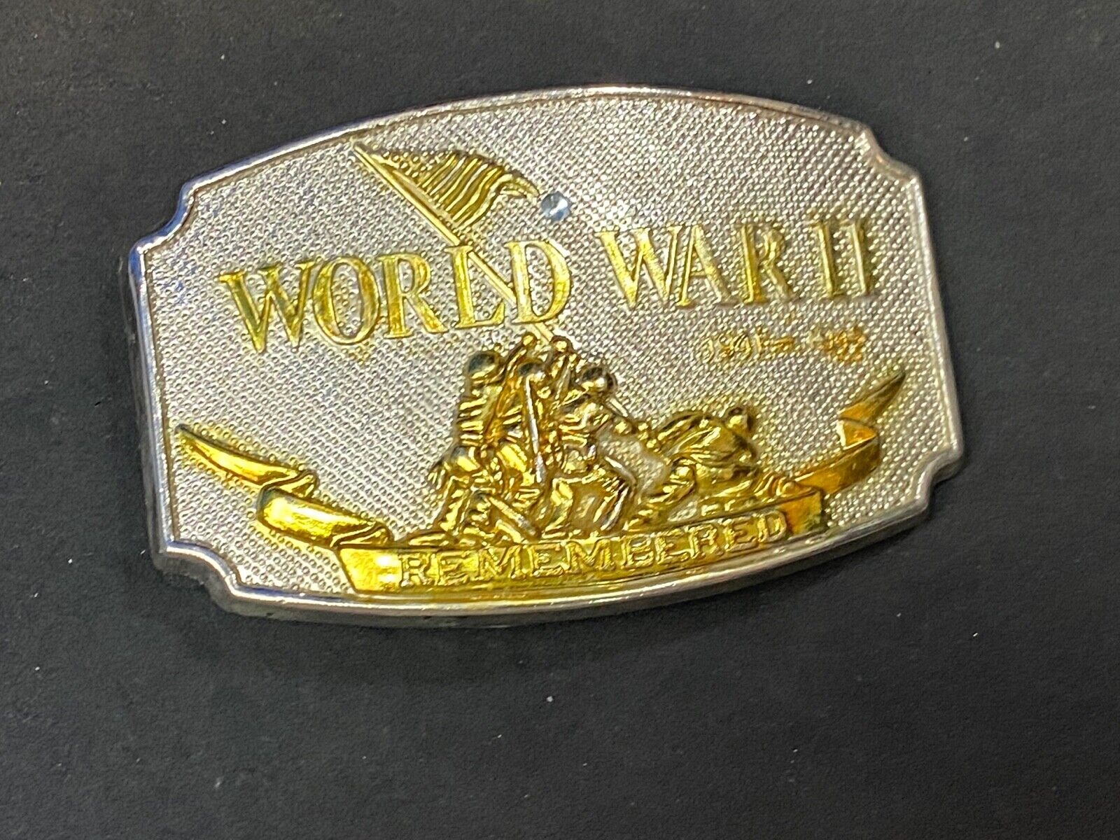 Vintage 1992 US American Wold War II 2 commemorative tribute belt buckle 