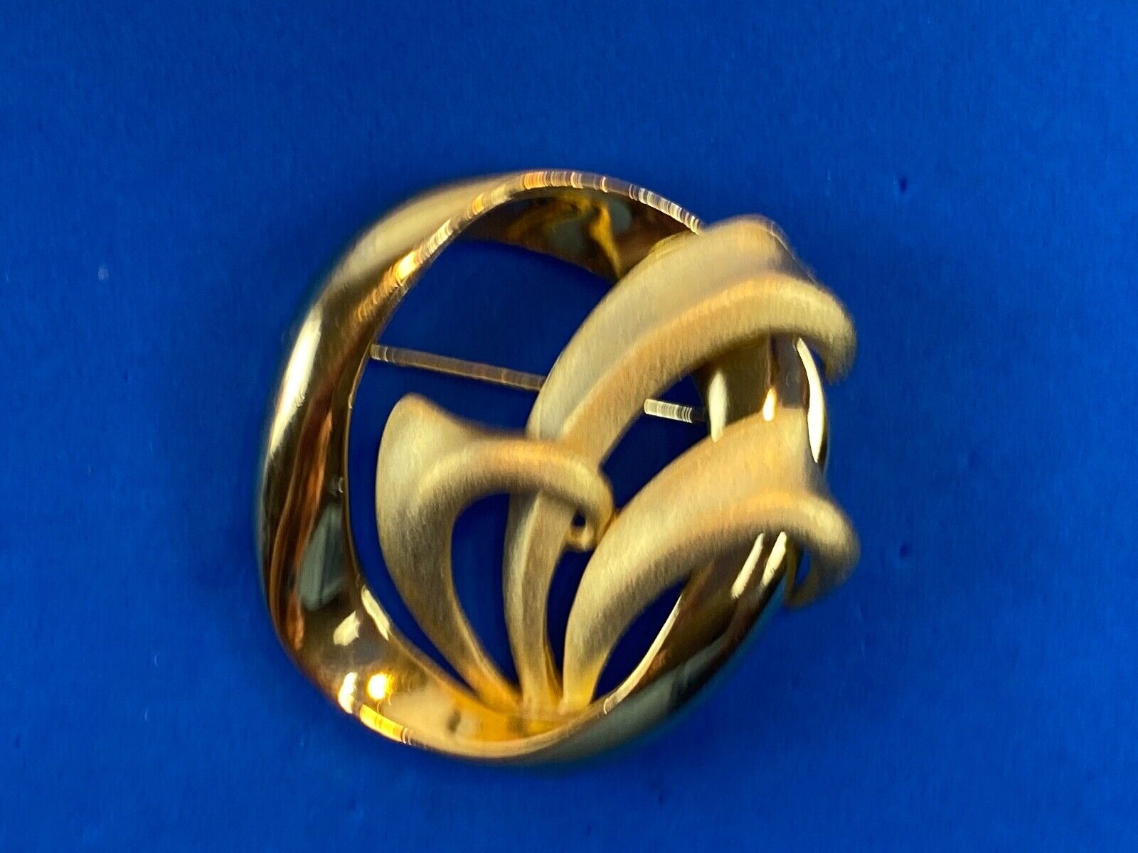 Vintage gold tone brooch round swirl pattern - leafy fern plant. 