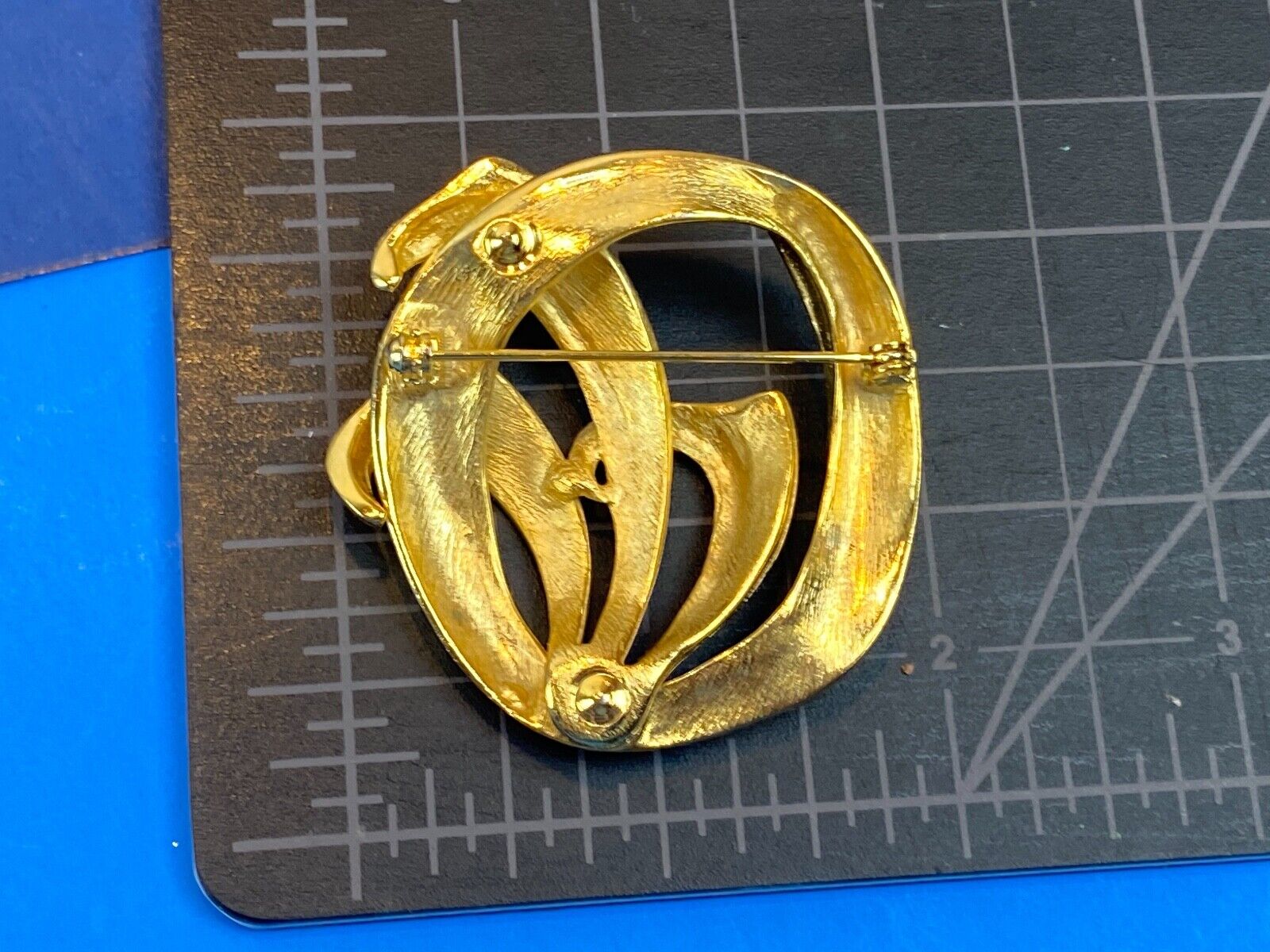 Vintage gold tone brooch round swirl pattern - leafy fern plant. 