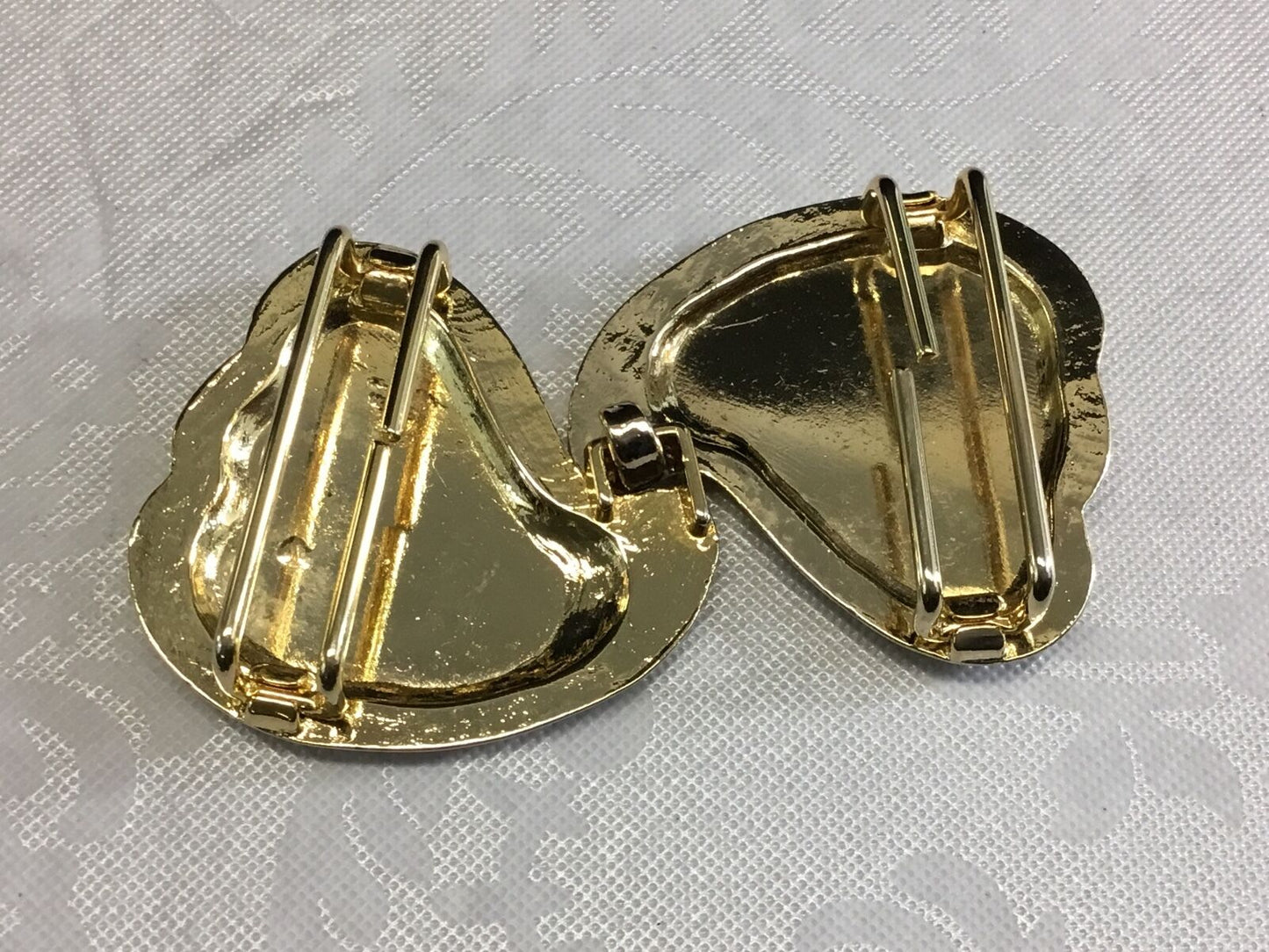 2 piece dual GOLD TONE SCARF CLIP BUCKLE - Swirling hearts