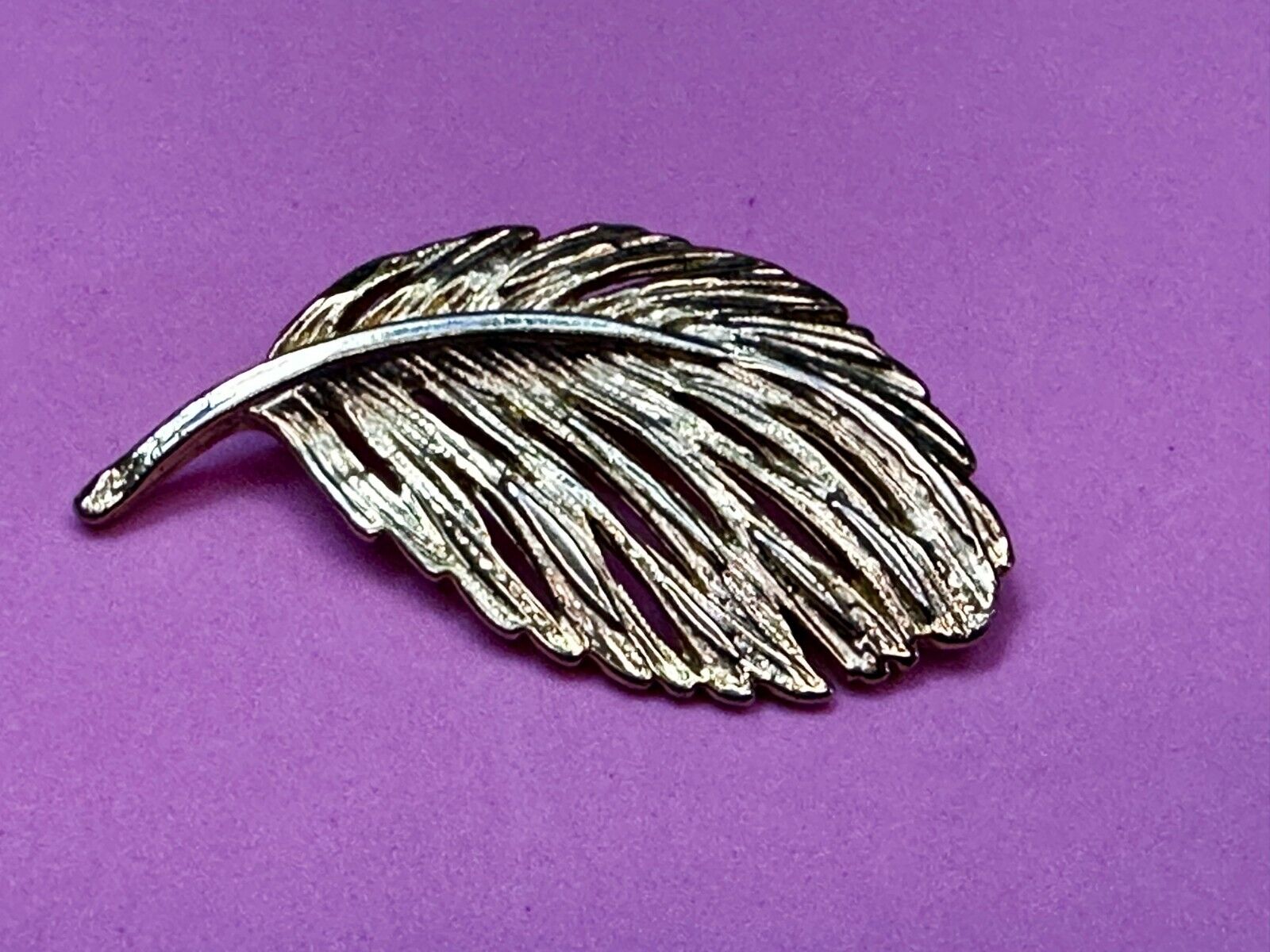 Vintage Leather Feather Textured Gold Tone Brooch Pin Marked Taiwan 1320