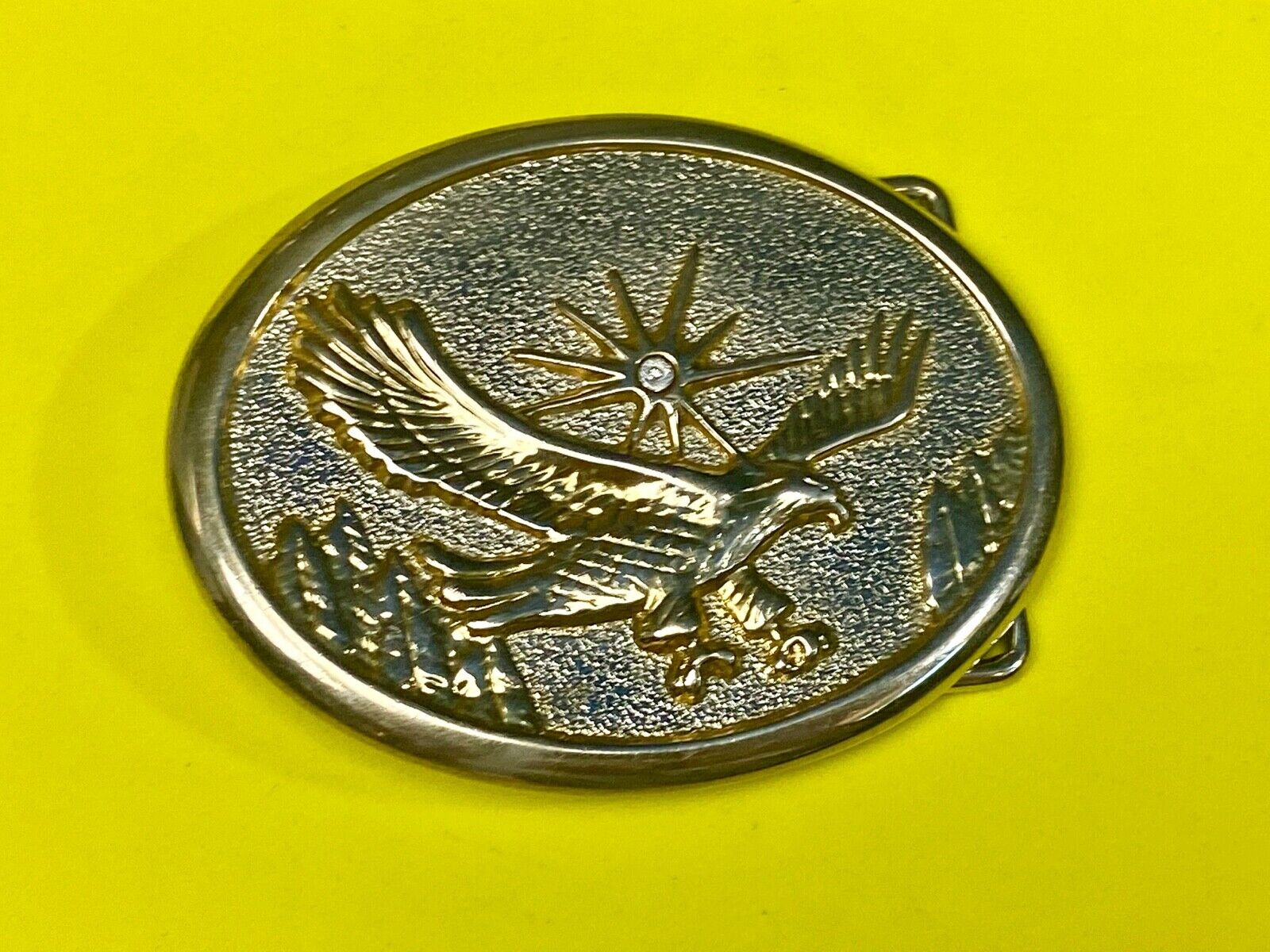 VINTAGE GOLD TONE AMERICAN EAGLE IN FLIGHT BELT BUCKLE with STAR Burst