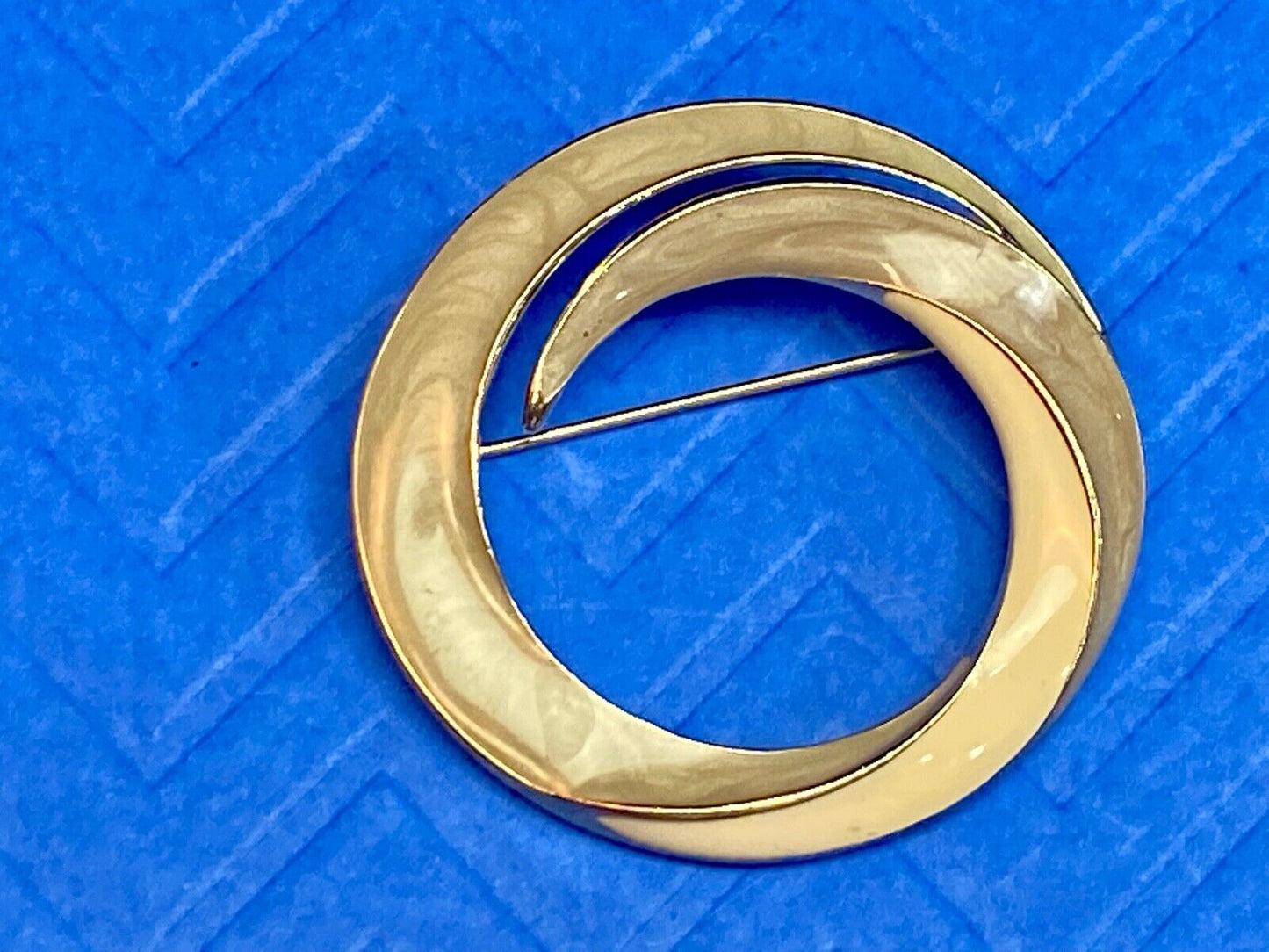 Vintage Trifari Brooch Pin Taupe Beige Cream Nude Enamel Swirl Circle Gold Tone 
