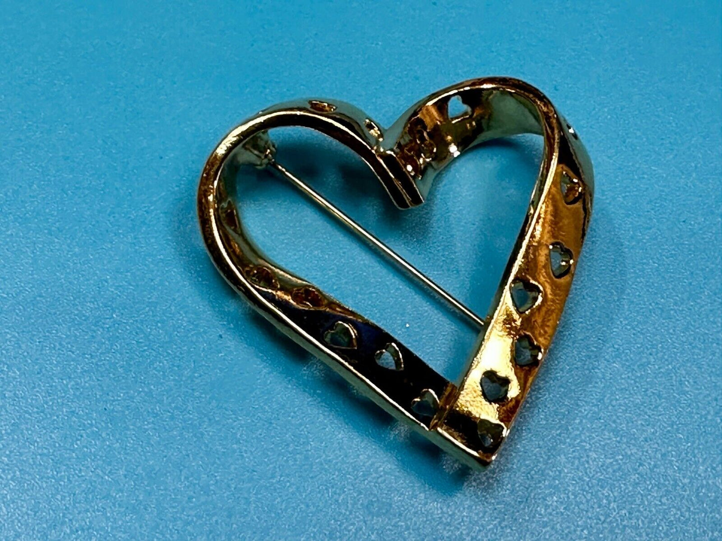 True Hearts Valentine Days Open Cutout Gold Tone Vintage Brooch Pin Signed Avon
