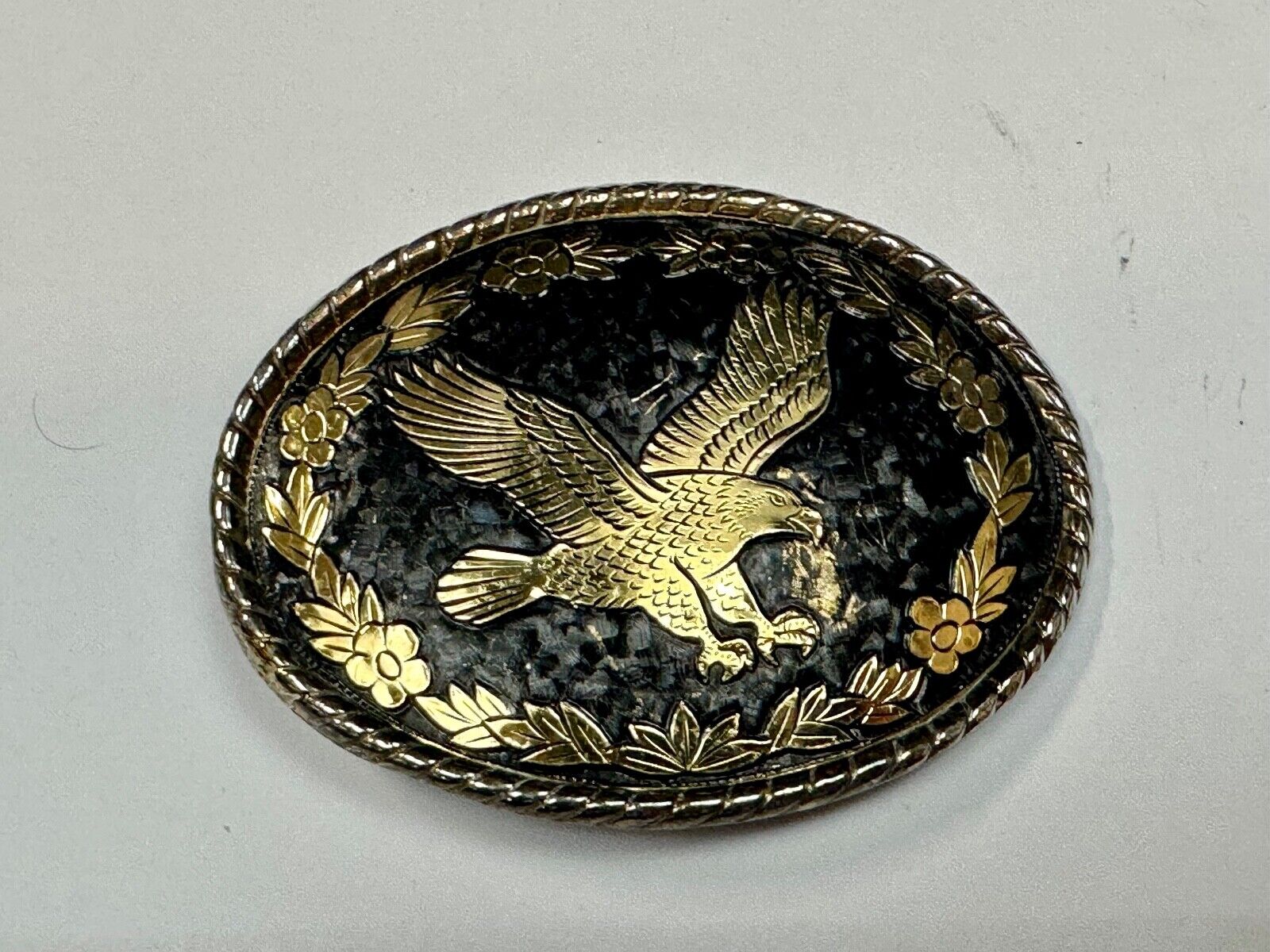unique flying hunting diving EAGLE on western gold & black color belt buckle - W