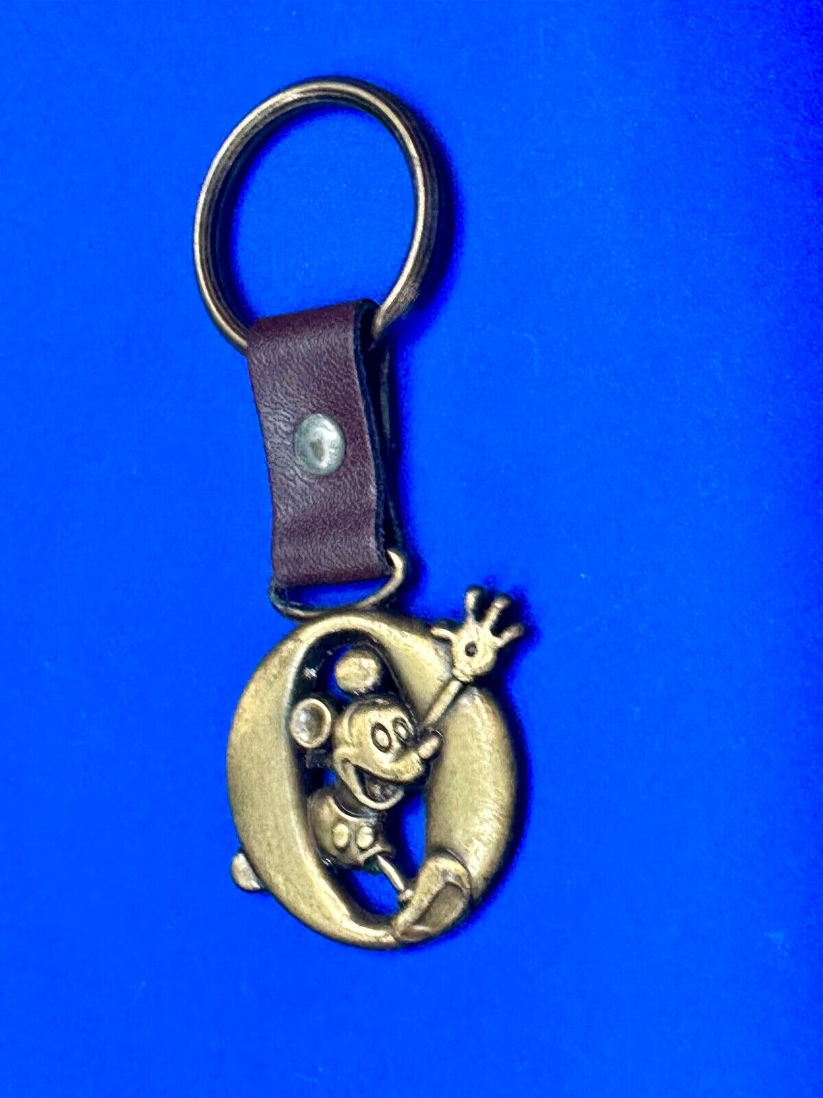 VINTAGE LETTER INITIAL O  MICKEY MOUSE DISNEY KEYCHAIN BRASS and LEATHER FOB