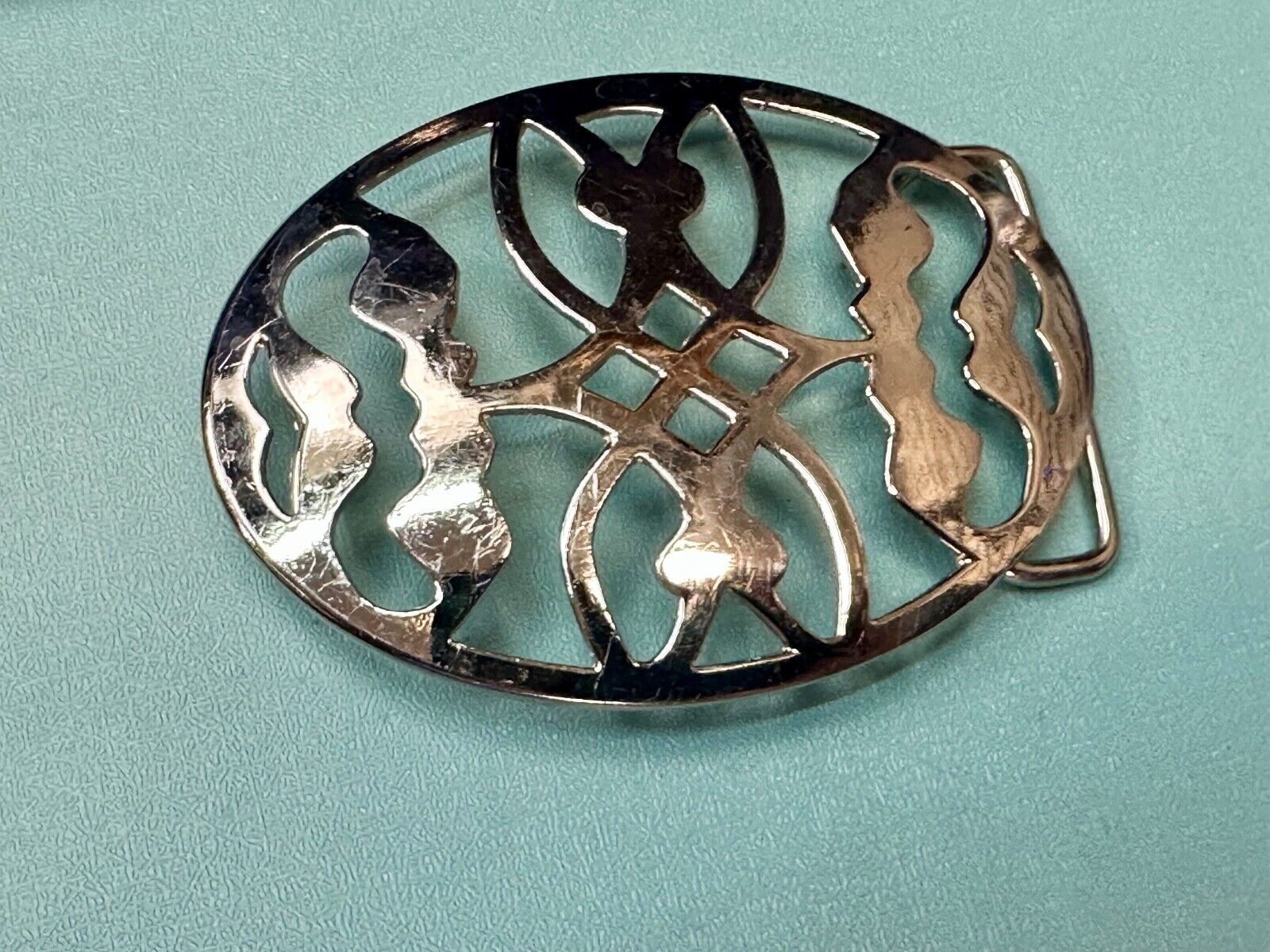Unique cutout skeleton pattern silver tone oval belt buckle