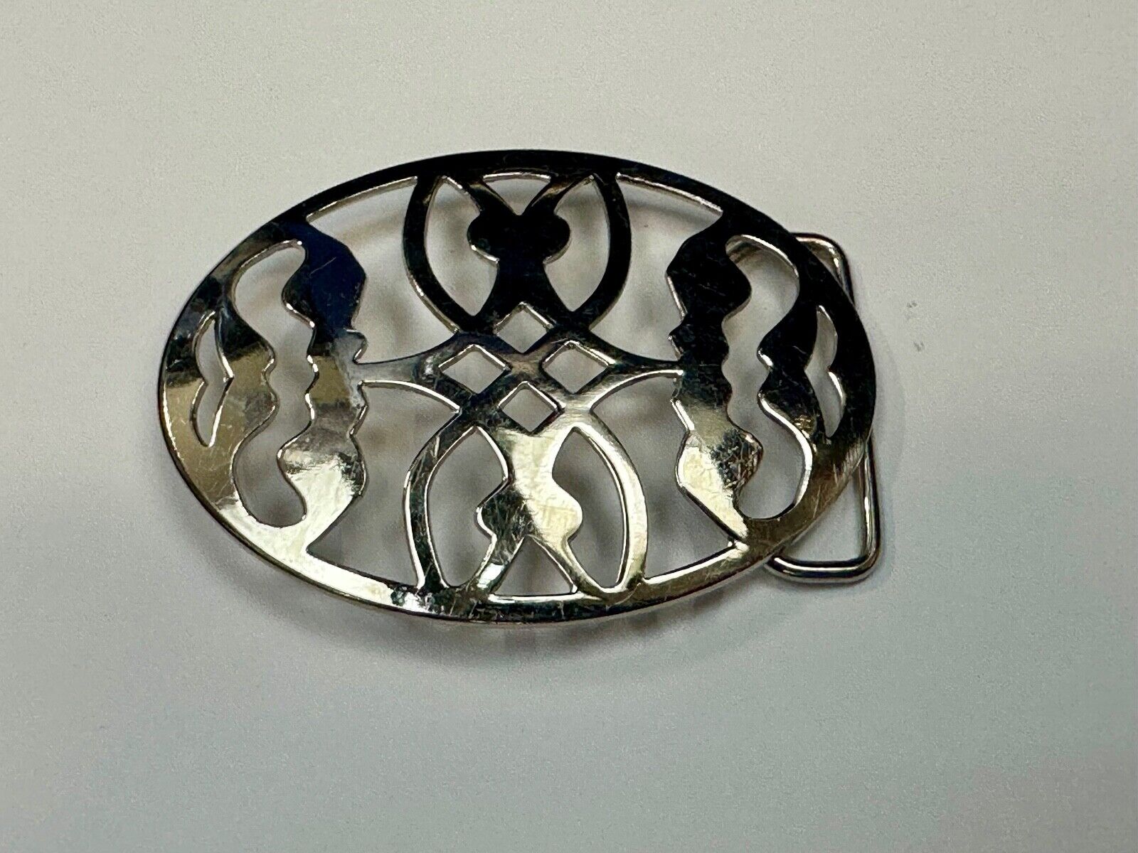 Unique cutout skeleton pattern silver tone oval belt buckle