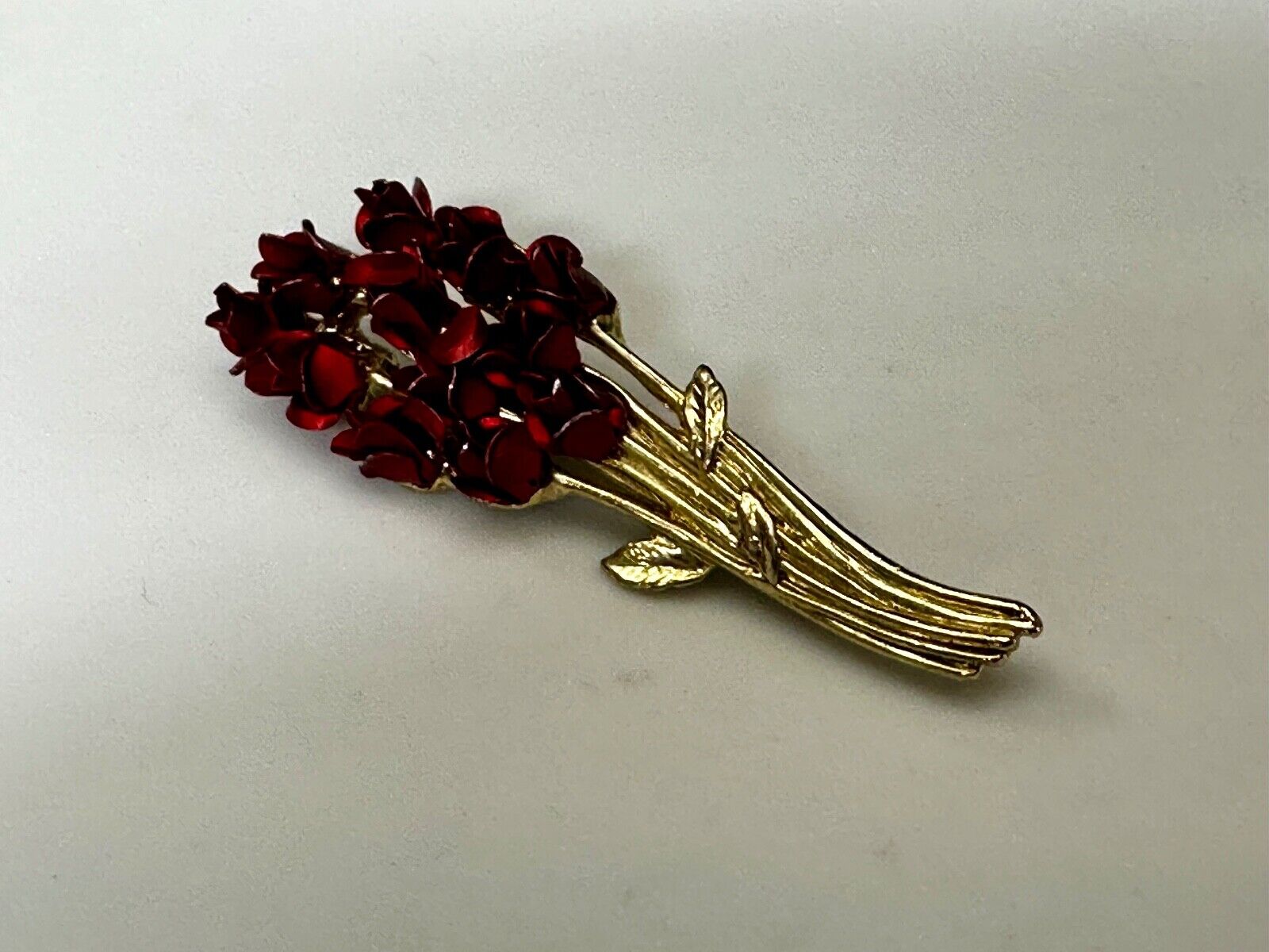 Valentines Gift!  Red Roses Bouquet Gold Tone Brooch Pin Signed DM 97