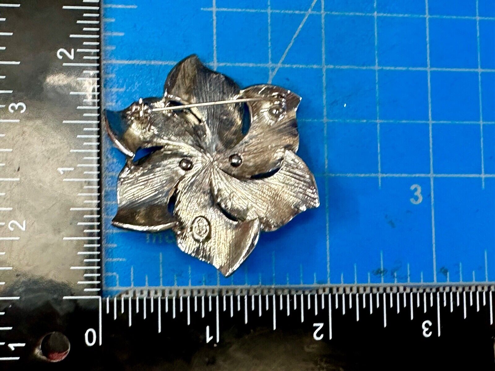 Adorable Figural BOW Premere Designs PD signed vintage brooch pin