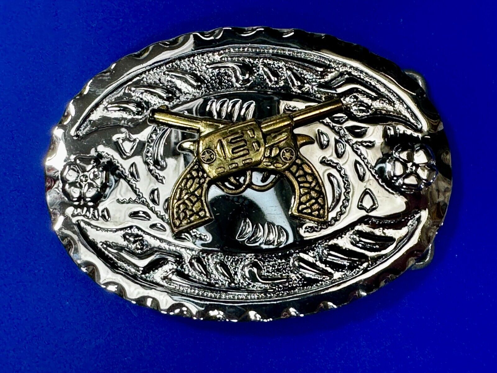 Two Crossed Gun's  Pistols Revolver Six Shooter's Two Tone Western Belt Buckle