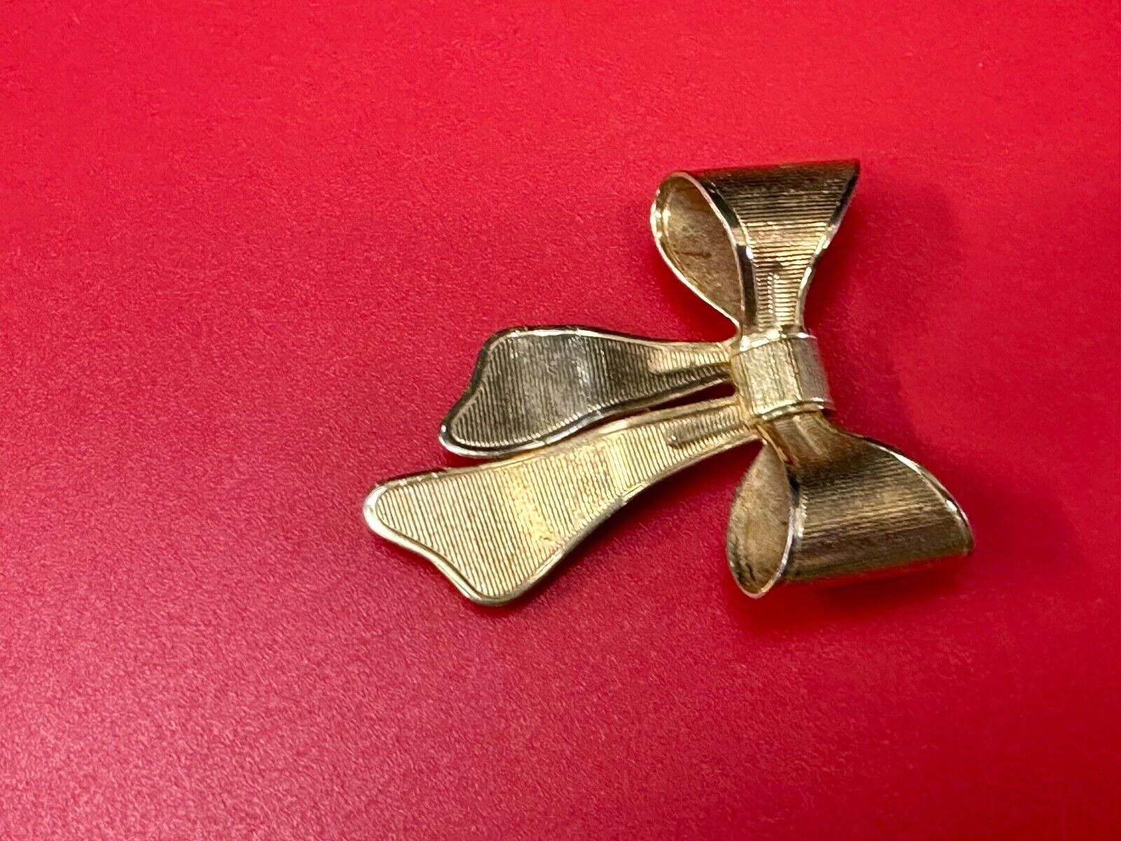 Adorable Holliday Bow - Avon signed gold tone brooch pin