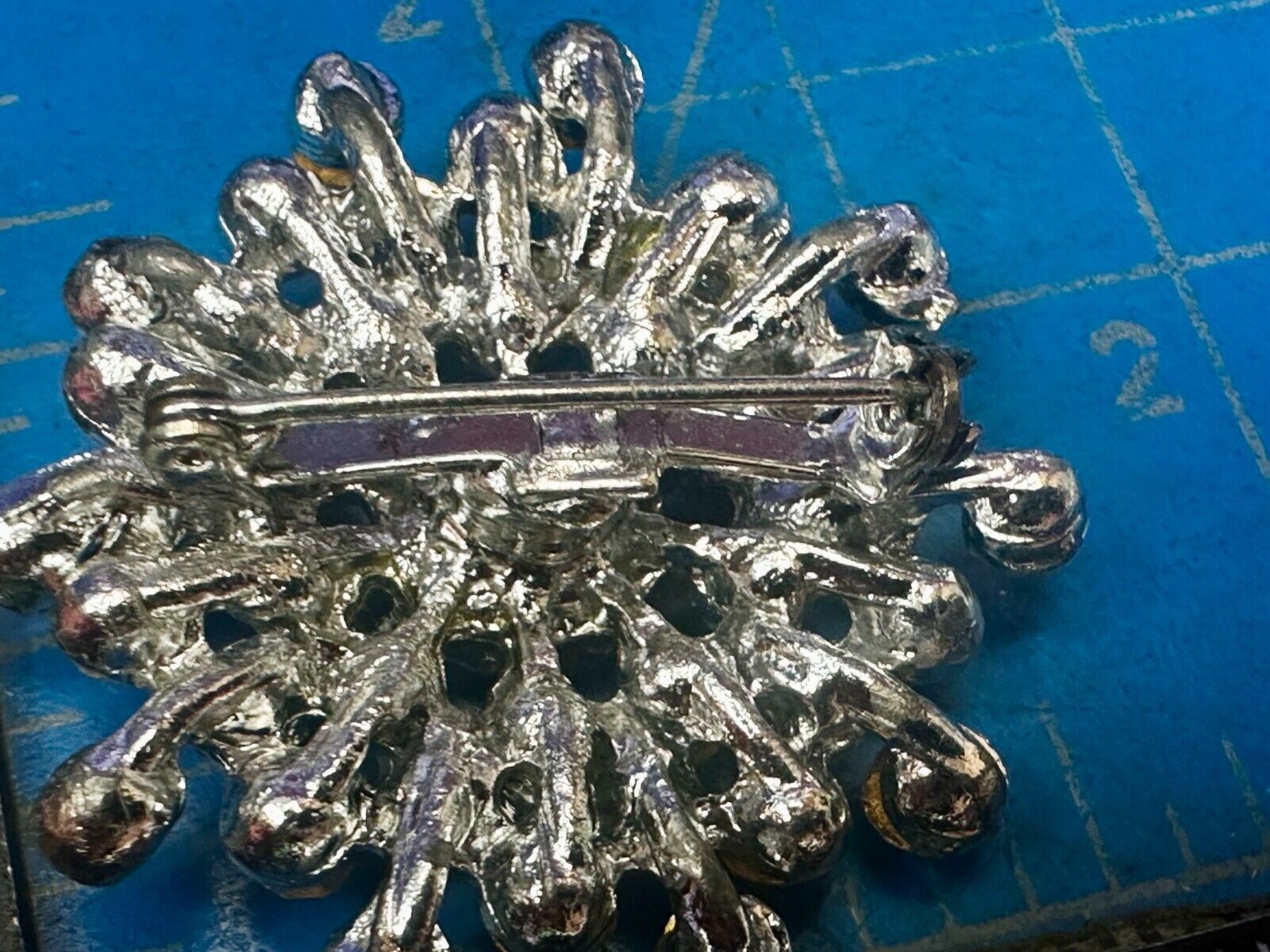 Beautiful Round Flower Shaped Rhinestone Cluster Silver Tone Brooch Pin
