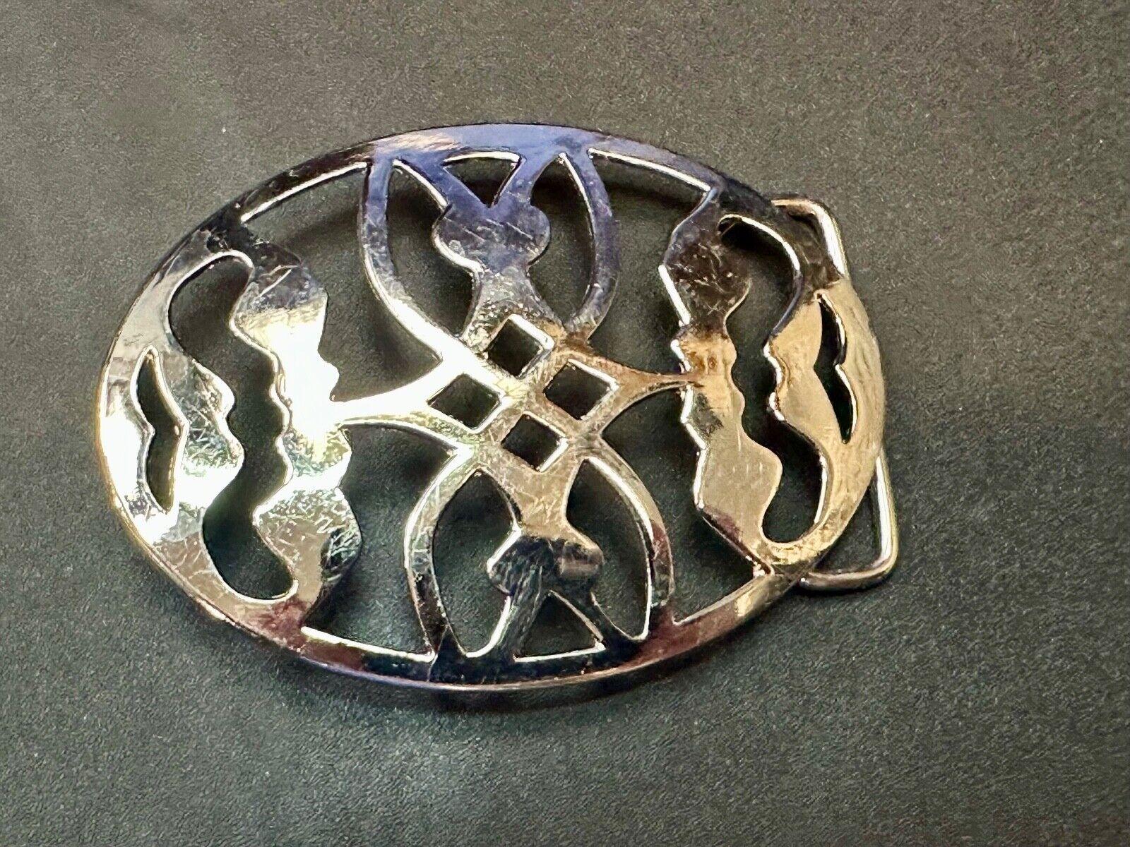 Unique cutout skeleton pattern silver tone oval belt buckle