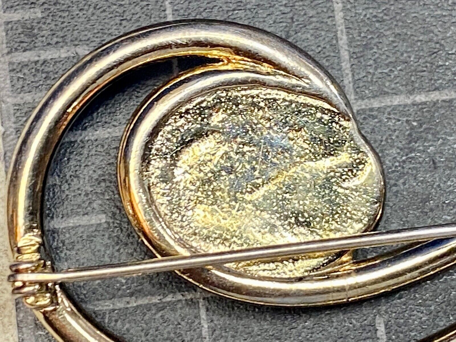 Vintage Abstract Brooch Pin Gold Tone Swirl Swoosh Faux Pearl Center Stone
