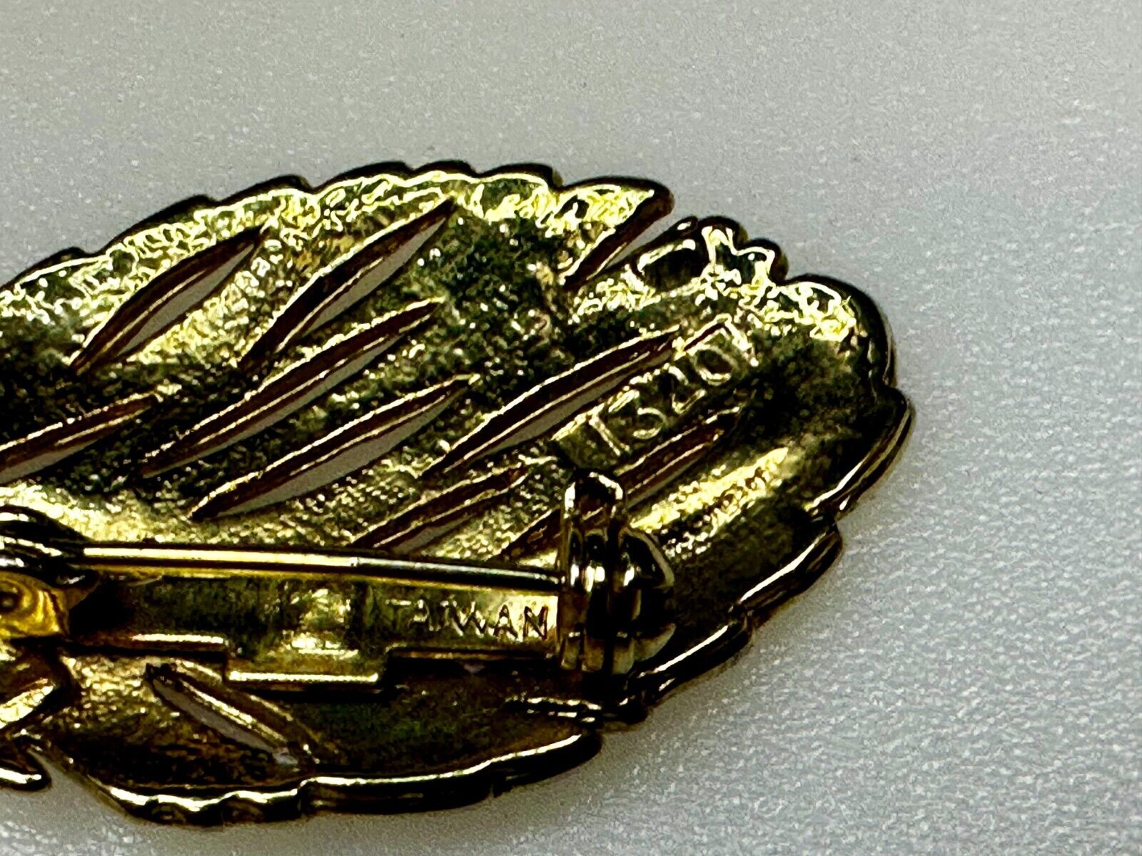 Vintage Leather Feather Textured Gold Tone Brooch Pin Marked Taiwan 1320
