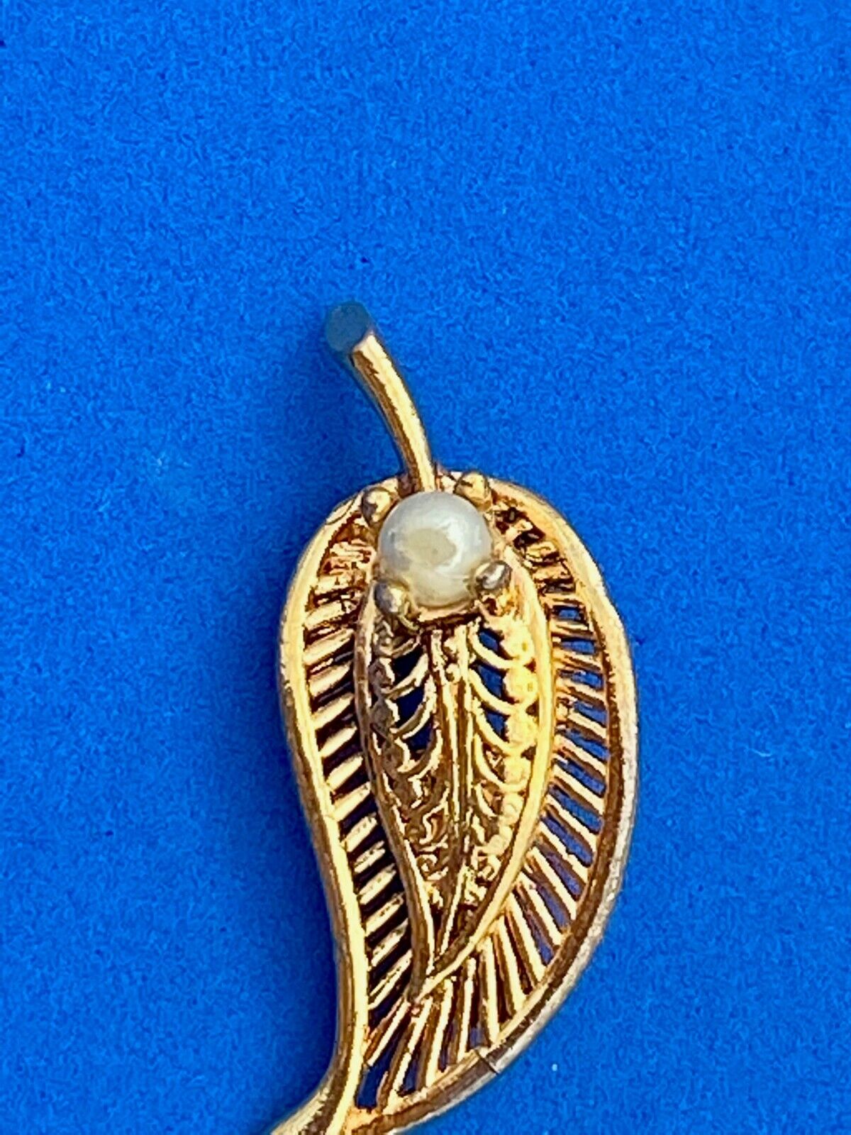 Vintage Gold Tone Mesh Leaf With Faux? Pearl Brooch