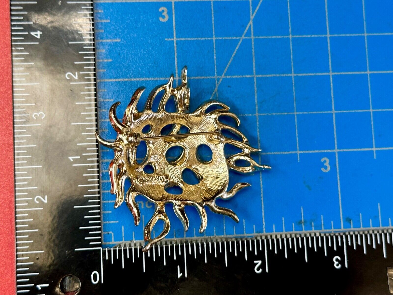 Unique Dimensional Sarah Coventry signed gold tone brooch pin