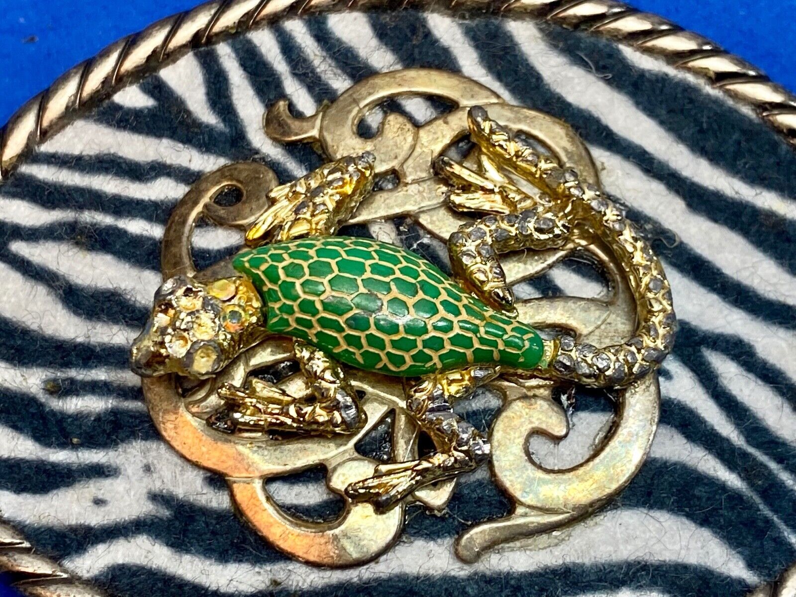 Unique!   Zebra Pattern Belt Buckle With Green Lizard ?Insect Bug? Center 