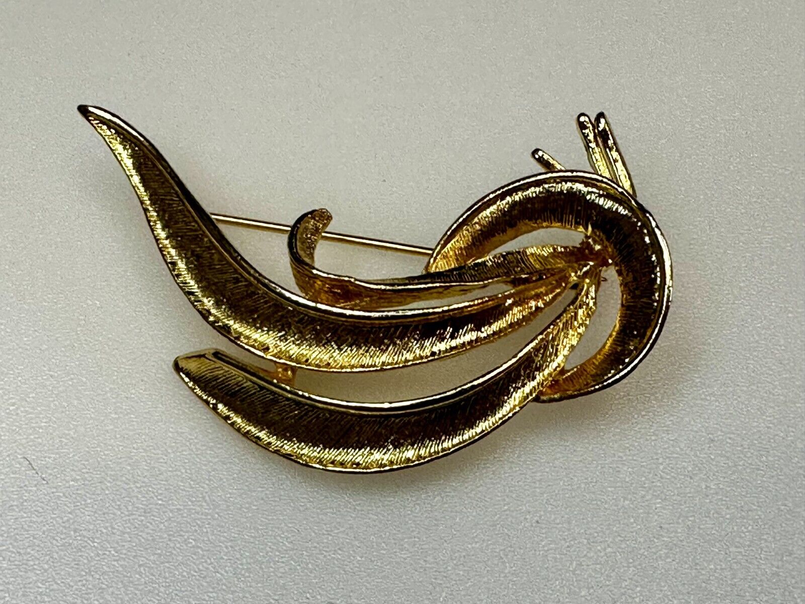 Abstract Leaf Pattern Vintage Textured Gold Tone Brooch Pin Signed by M
