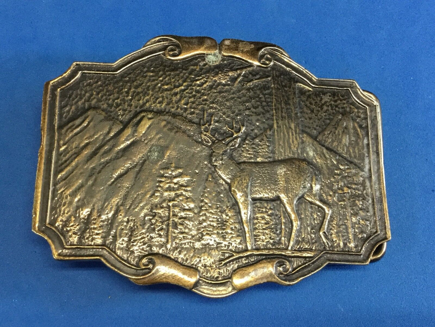 VINTAGE 1974 - WYOMING STUDIO Deer / BUCK in nature  BELT BUCKLE - by JAMES LIND