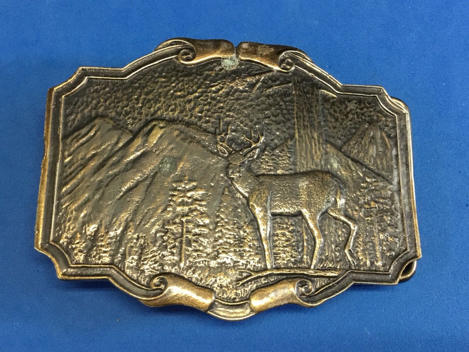 VINTAGE 1974 - WYOMING STUDIO Deer / BUCK in nature  BELT BUCKLE - by JAMES LIND