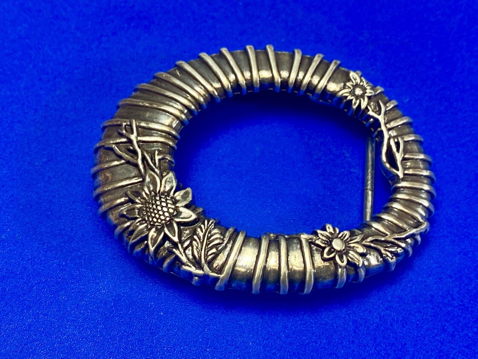unique wire twist silver tone flower theme oval Vintage belt buckle