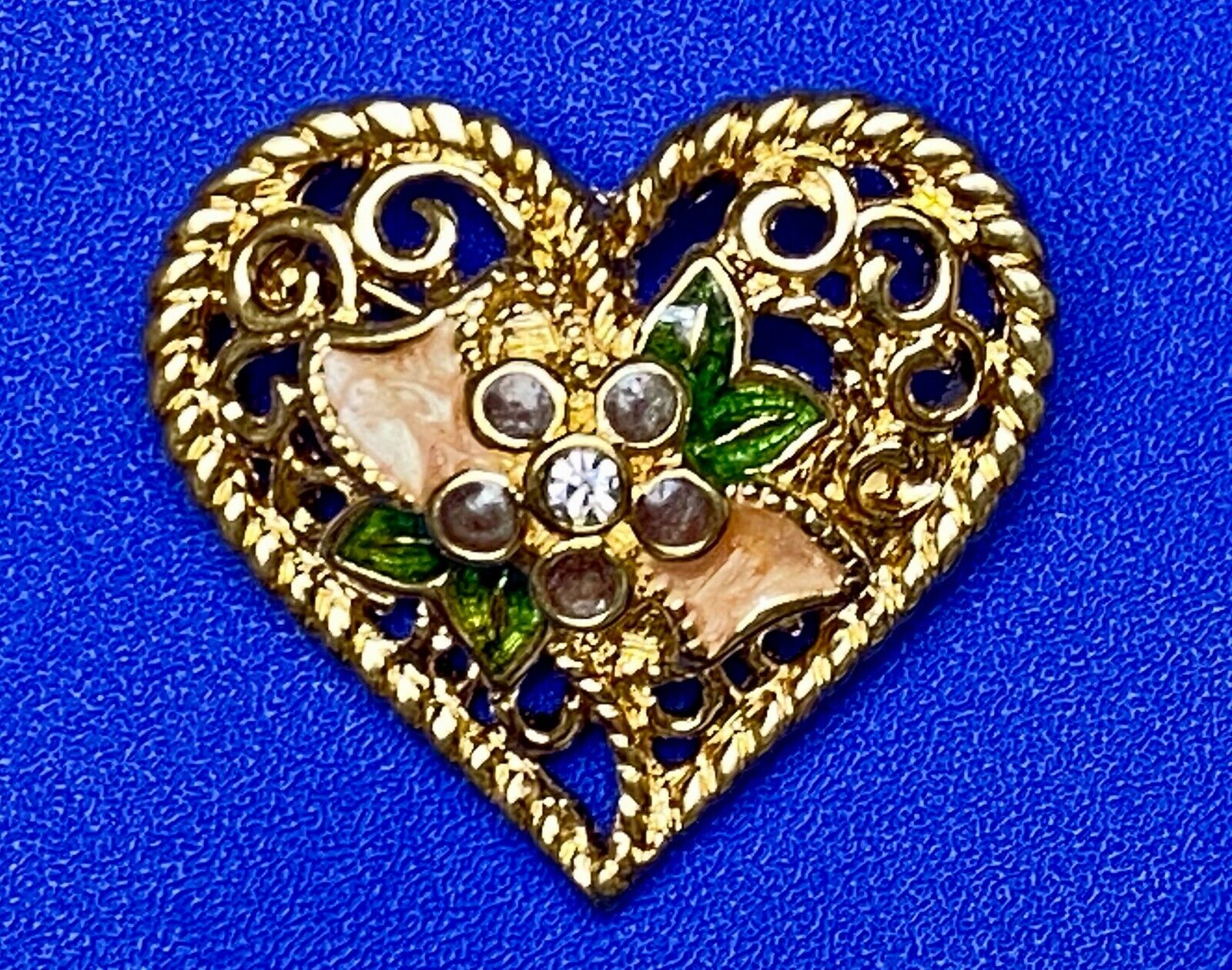 Beautiful I Love You heart-shaped see-through gold tone? 1" pin brooch