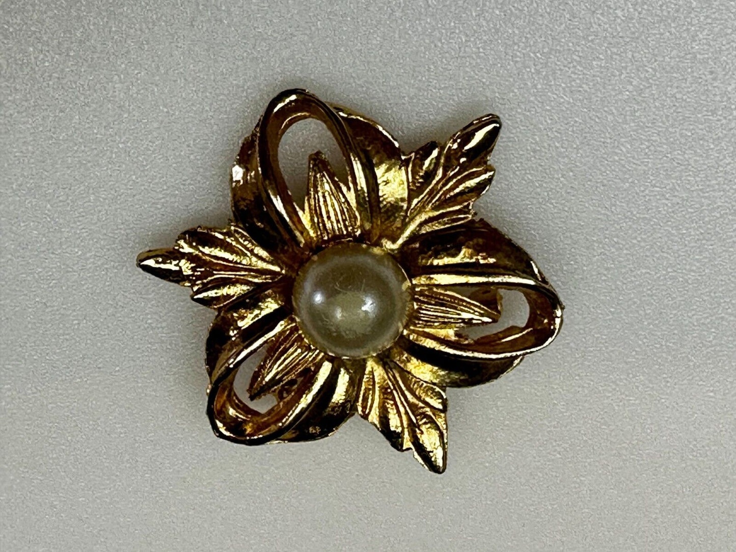 Beautiful Flower W/ Faux? Pearl Center Openwork Gold Tone Brooch Pin Marked 1100