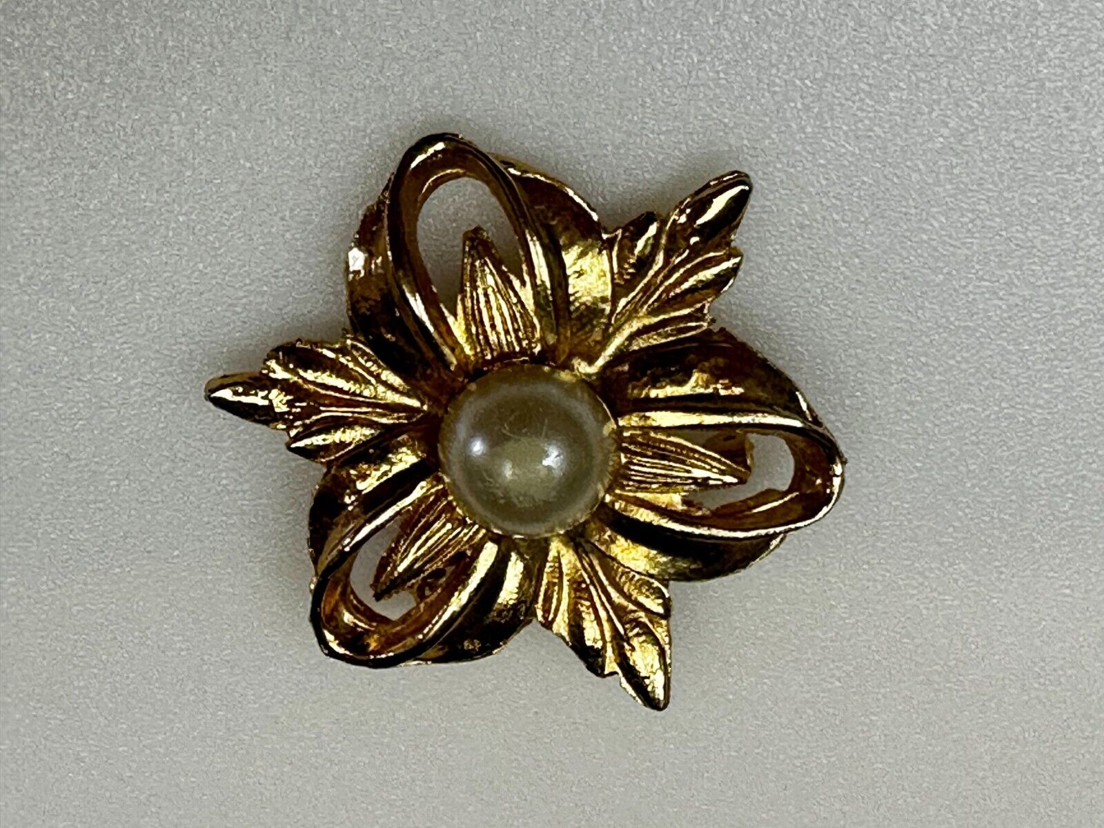 Beautiful Flower W/ Faux? Pearl Center Openwork Gold Tone Brooch Pin Marked 1100