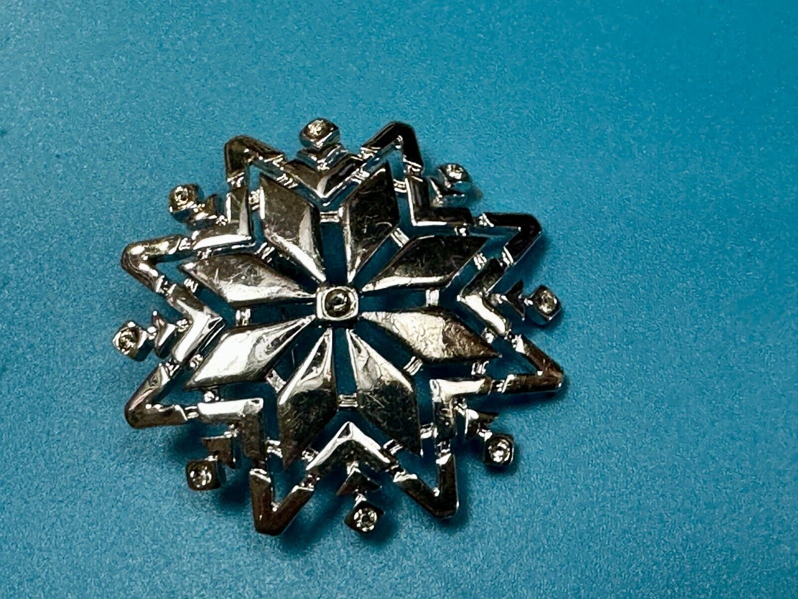 Beautiful Snowflakes with Rhinestone Accents  Gold Tone Brooch Pin Signed Monet