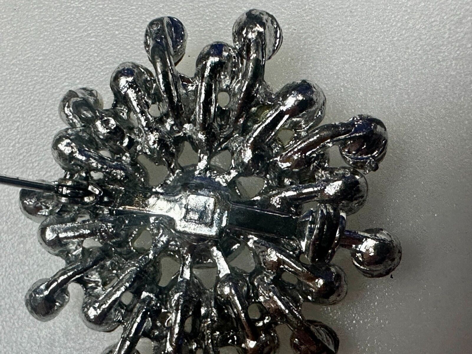 Beautiful Round Flower Shaped Rhinestone Cluster Silver Tone Brooch Pin