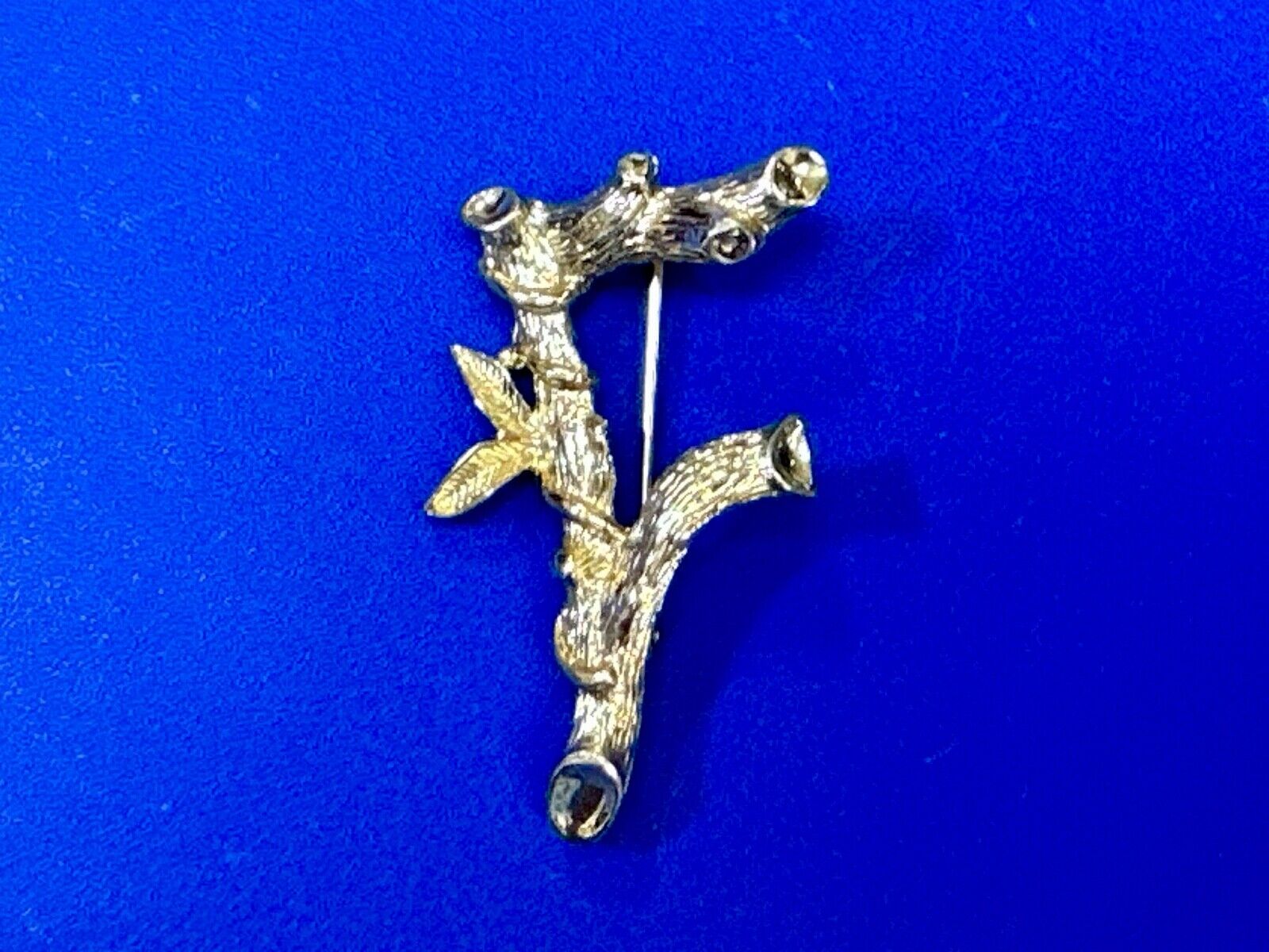 BAMBOO TWIG LETTER INITIAL " F  "  VINTAGE SARAH COVENTRY GOLDTONE BROOCH PIN