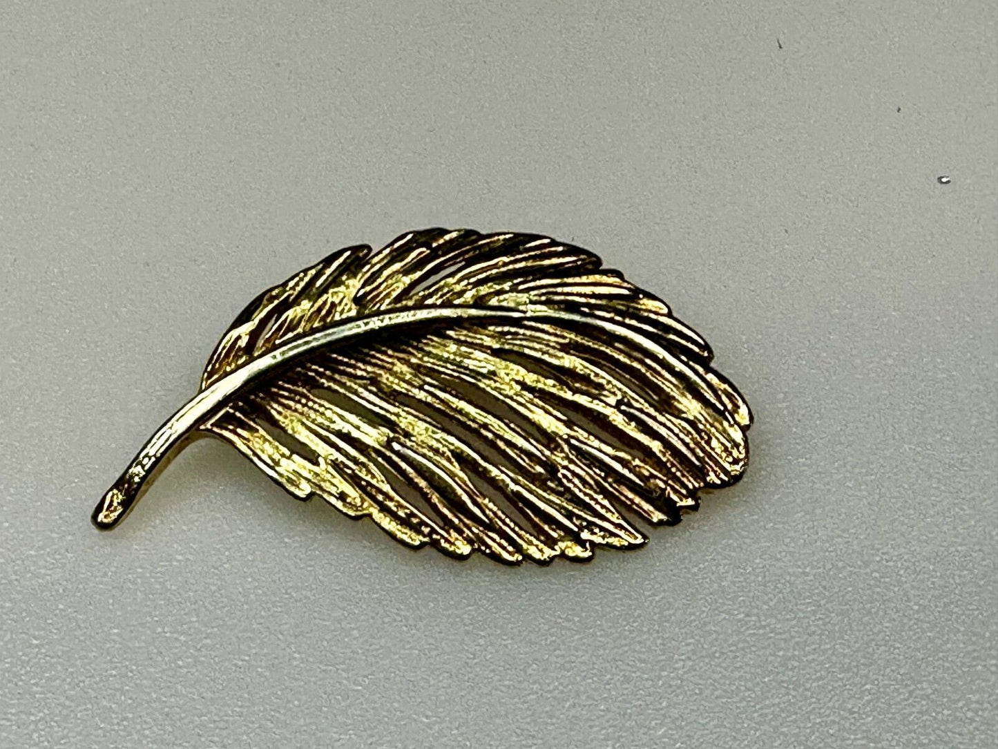 Vintage Leather Feather Textured Gold Tone Brooch Pin Marked Taiwan 1320