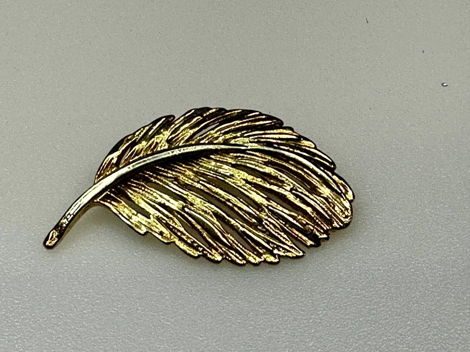 Vintage Leather Feather Textured Gold Tone Brooch Pin Marked Taiwan 1320