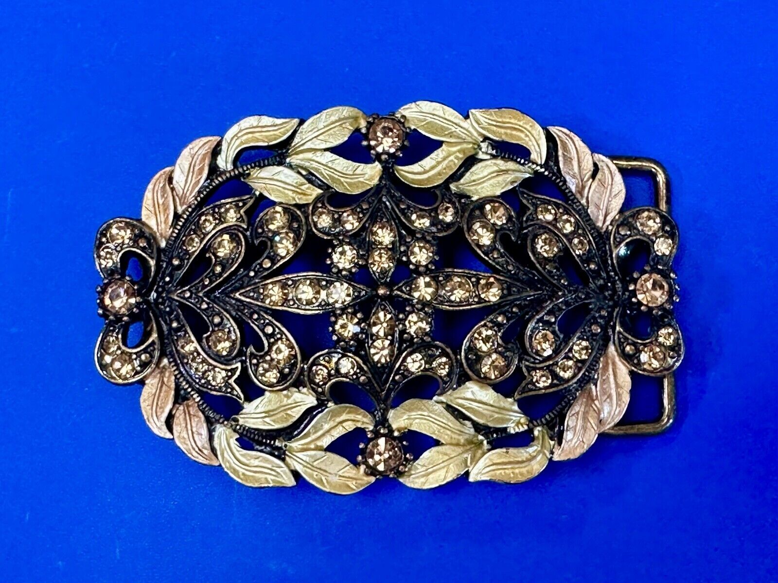 Awesome detail - Vintage see through swirl rhinestone pattern belt buckle