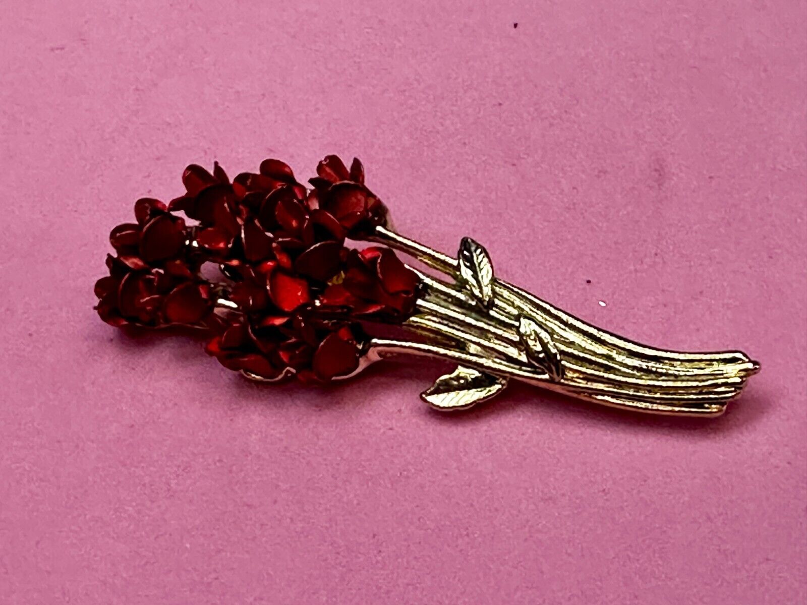 Beautiful Dozen of Red Roses Bouquet Gold Tone Brooch Pin Signed DM 97