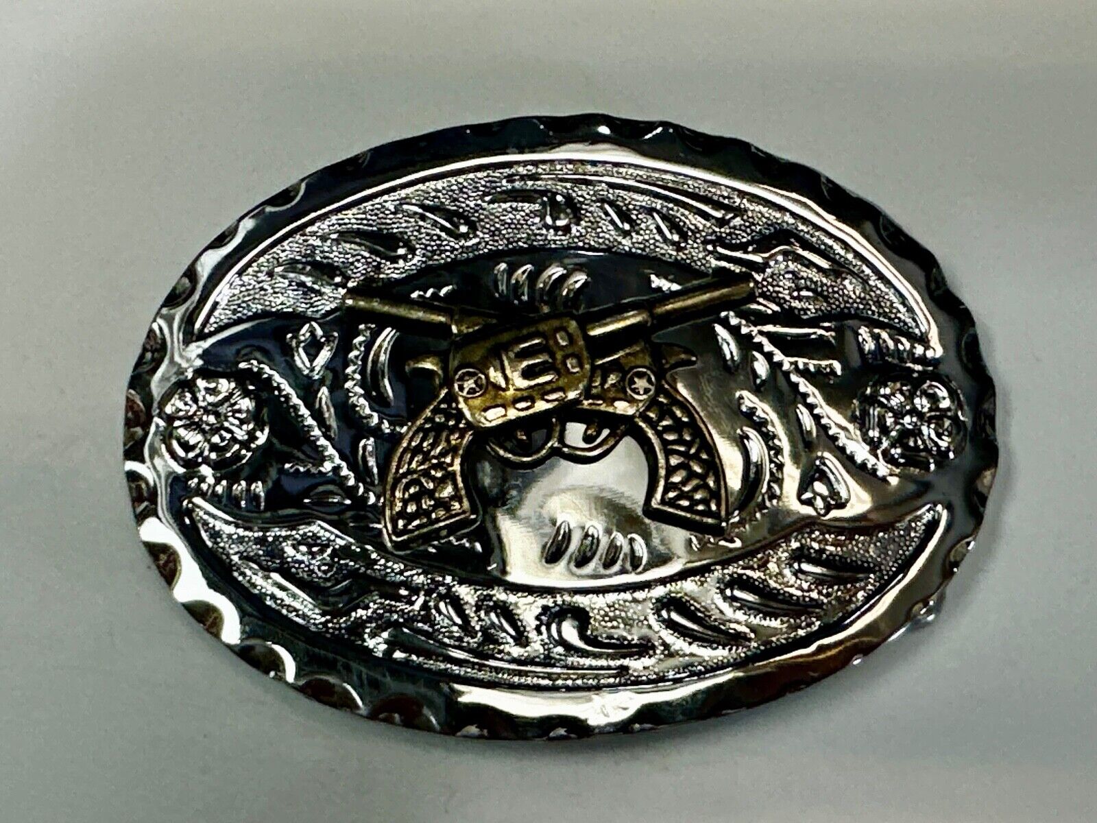 Two Gun Revolver Pistol Western Silver Tone Oval Vintage Cowboys Belt Buckle
