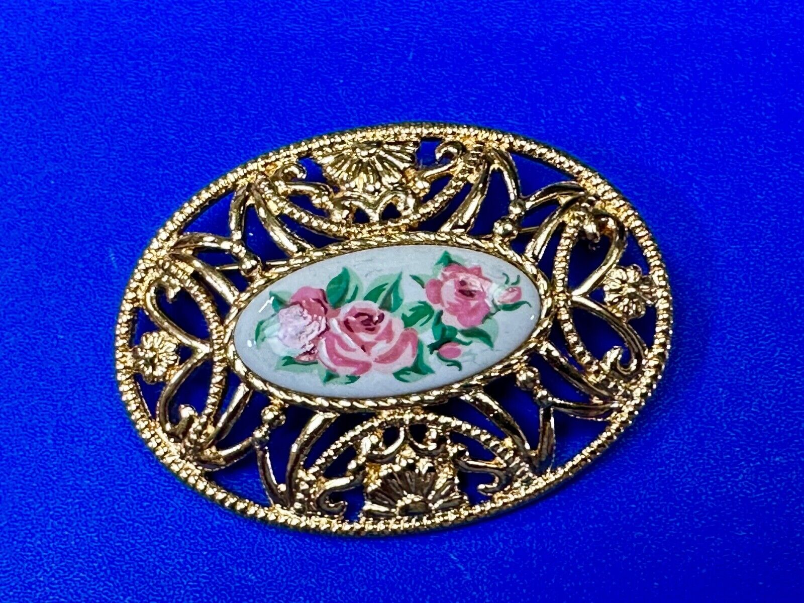 Avon signed gold tone see through surround Porcelain flower theme brooch pin