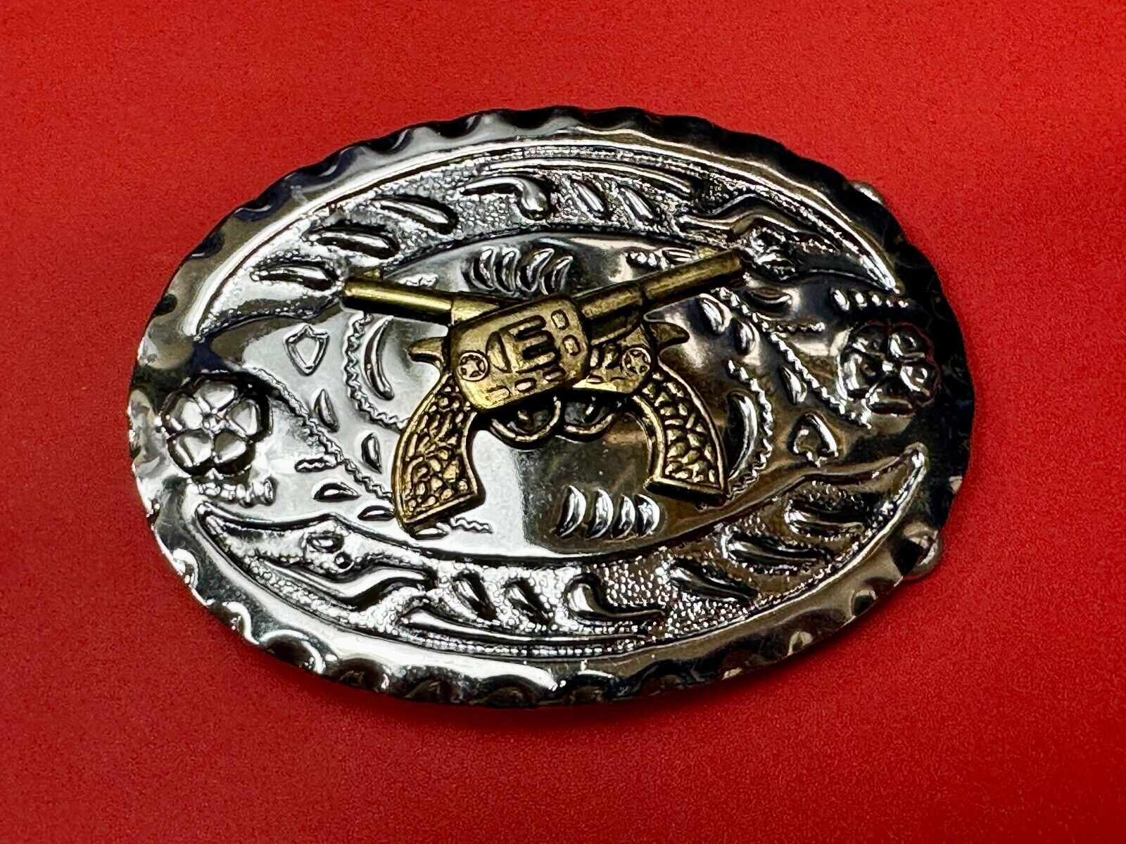 Two western crossed guns revolvers six shooters on two tone belt buckle
