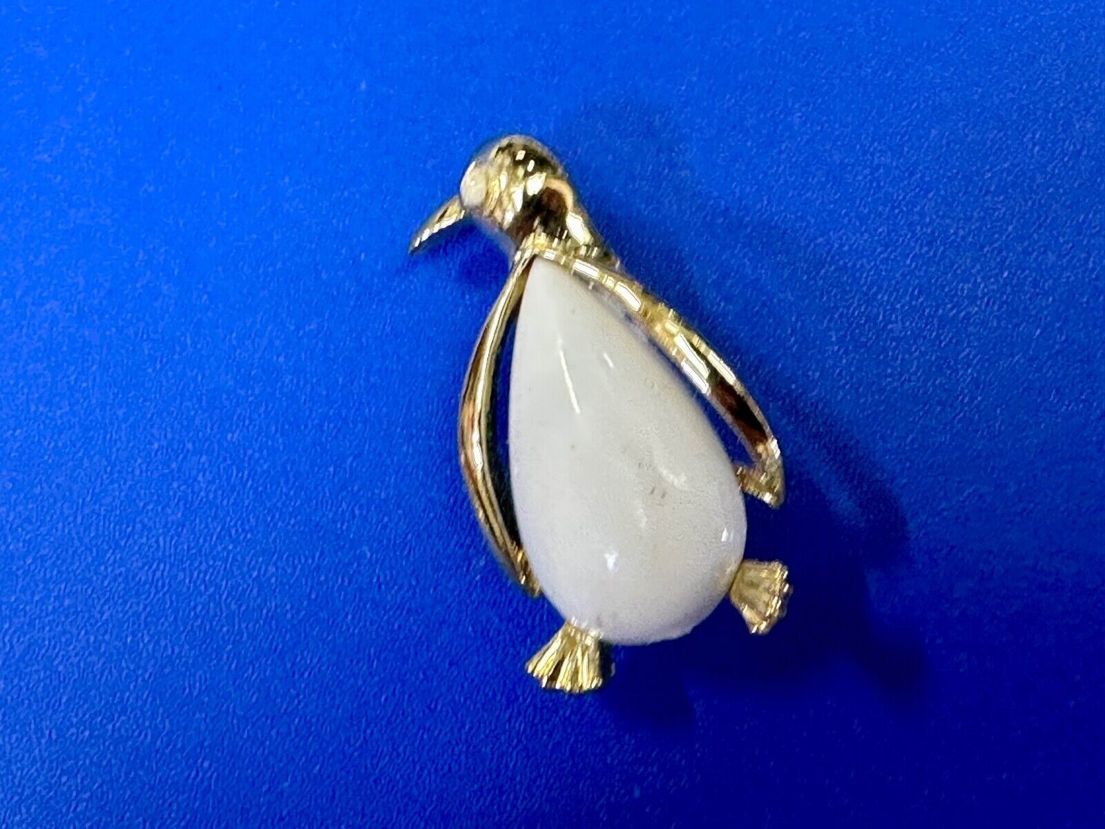 Adorable Penguin Gerrys vintage gold tone white belly brooch pin