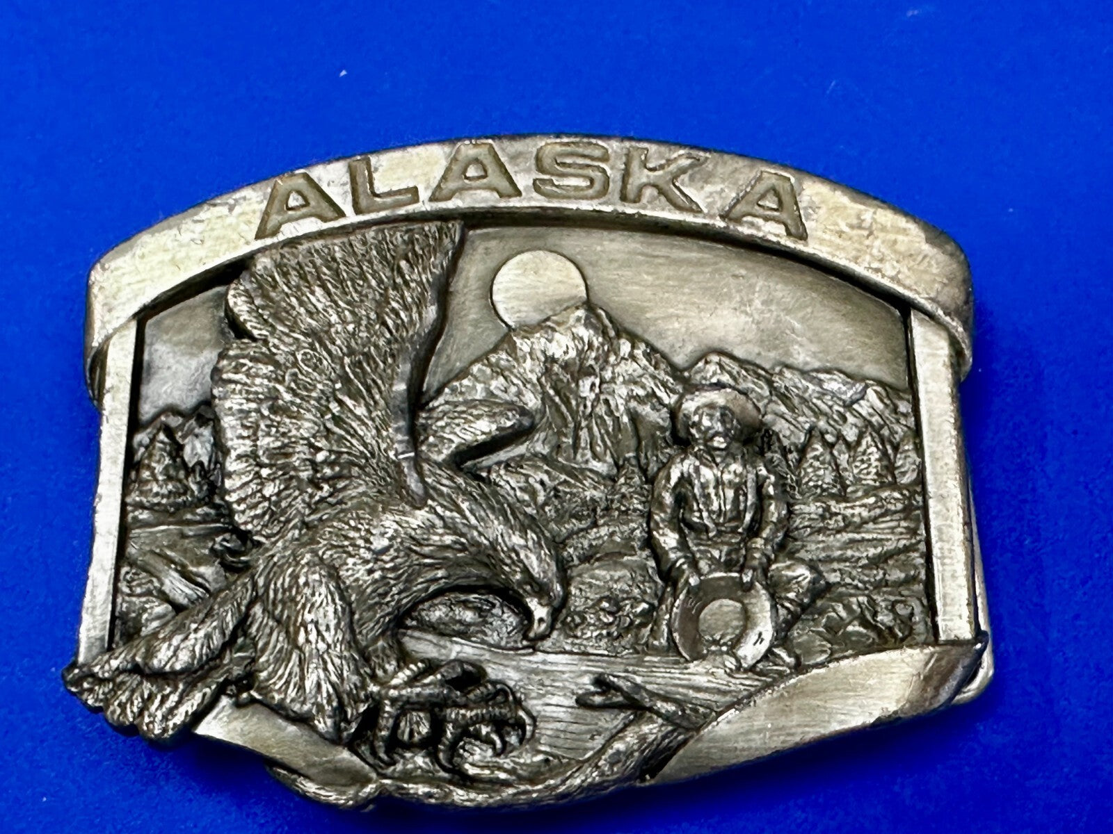 ALASKA Gold Panning Miner Eagle Mountain Scene Vintage 1984 Siskiyou Belt Buckle