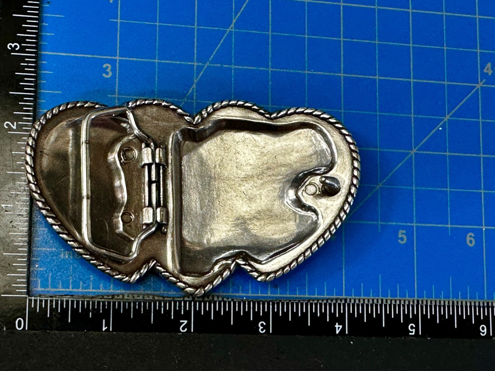 Triple Heart Shaped Flower Swirl Pattern with Rhinestone Border Belt Buckle