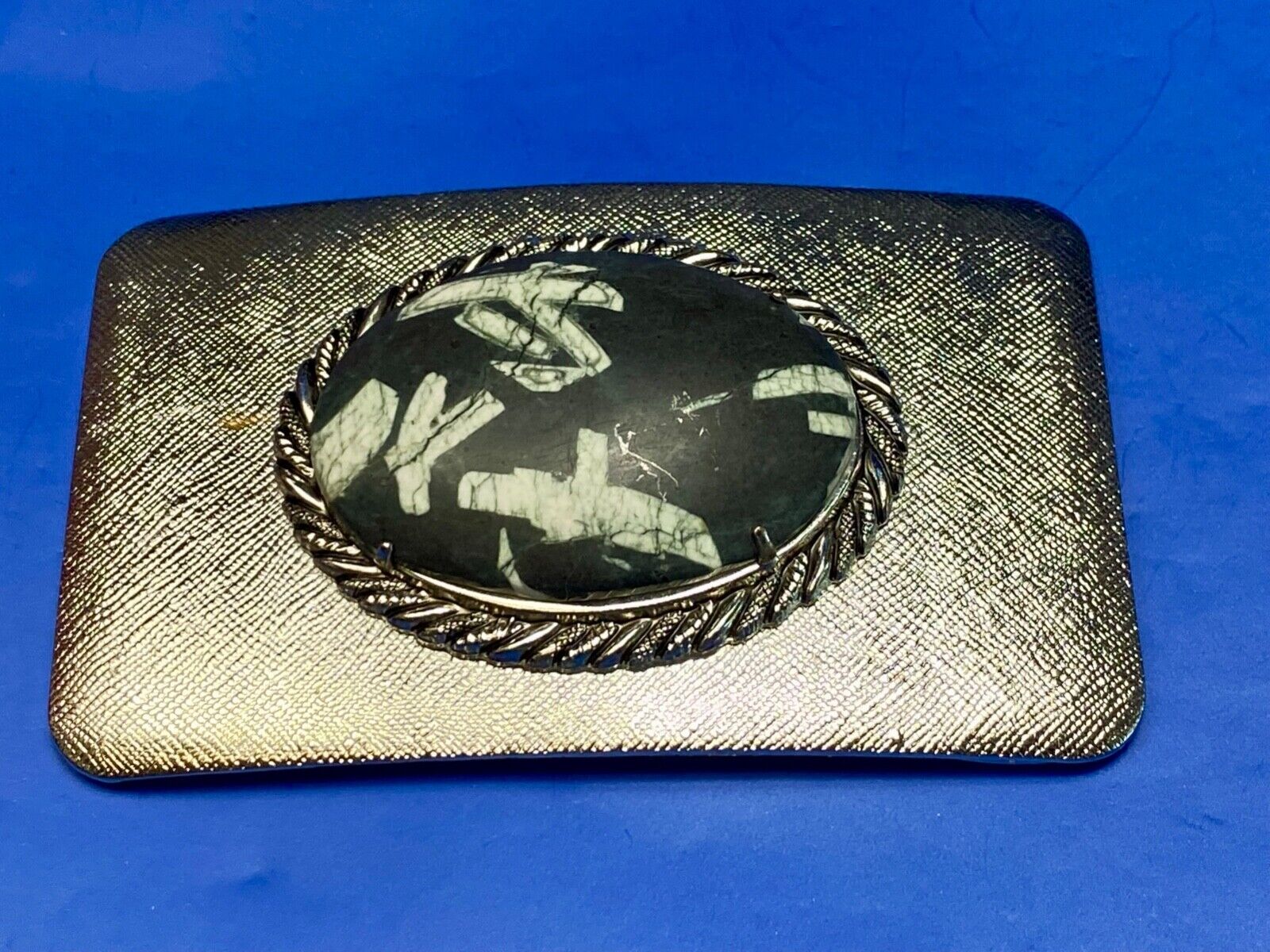 Black & white Oval Cabochon Conch centerpiece on Western belt buckle