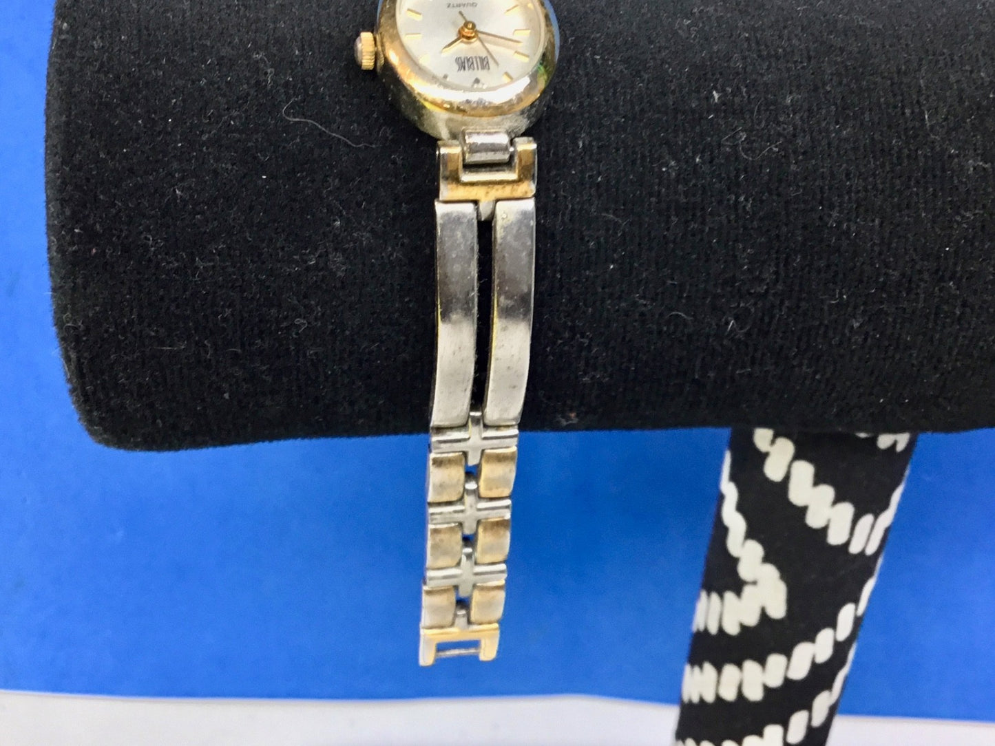  Bill Blass Gold / Silver tone Women's Oval Dress  Watch BS2050 Working well!  