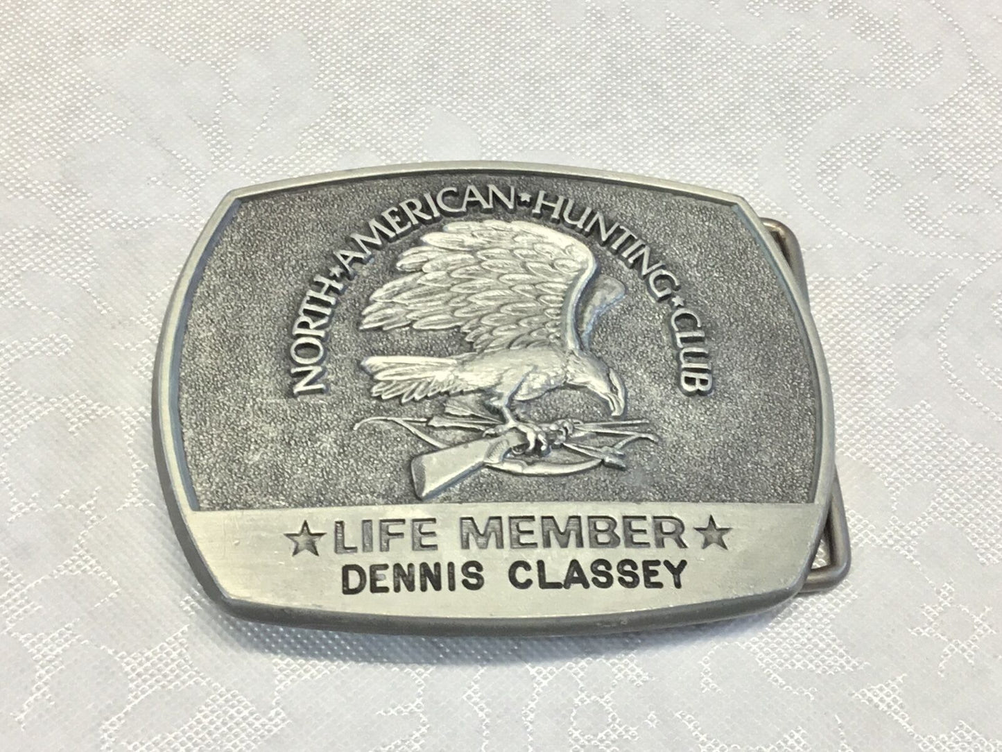 VINTAGE 1981 NORTH AMERICAN HUNTING CLUB LIFE MEMBER BELT BUCKLE GUNS ARROWS