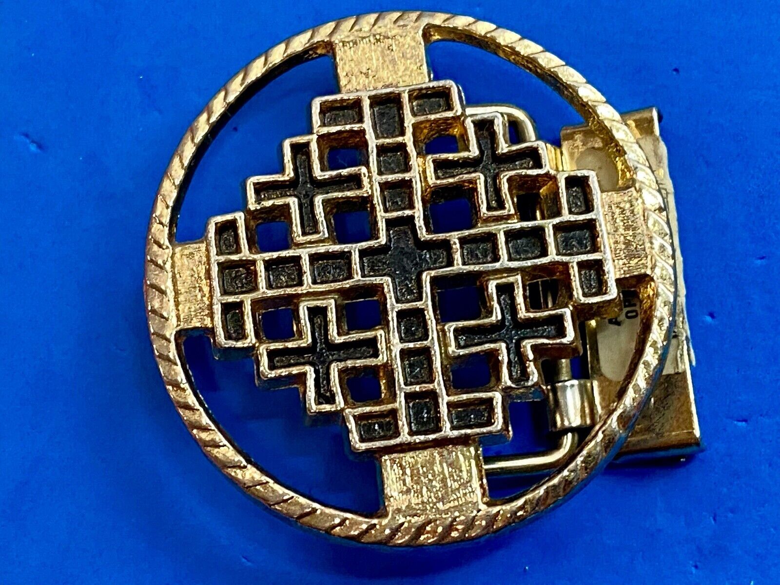 Art Deco squares pattern making up adjustable open ratchet round belt buckle 