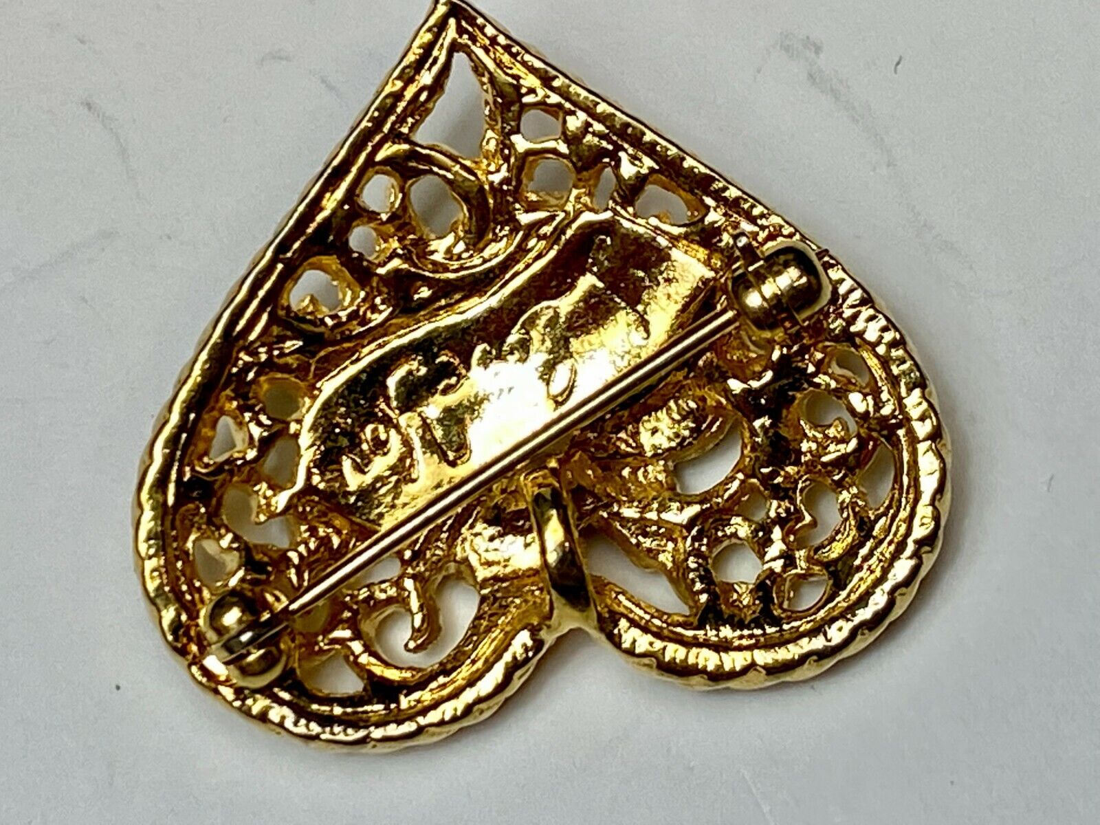 Beautiful I Love You heart-shaped see-through gold tone? 1" pin brooch