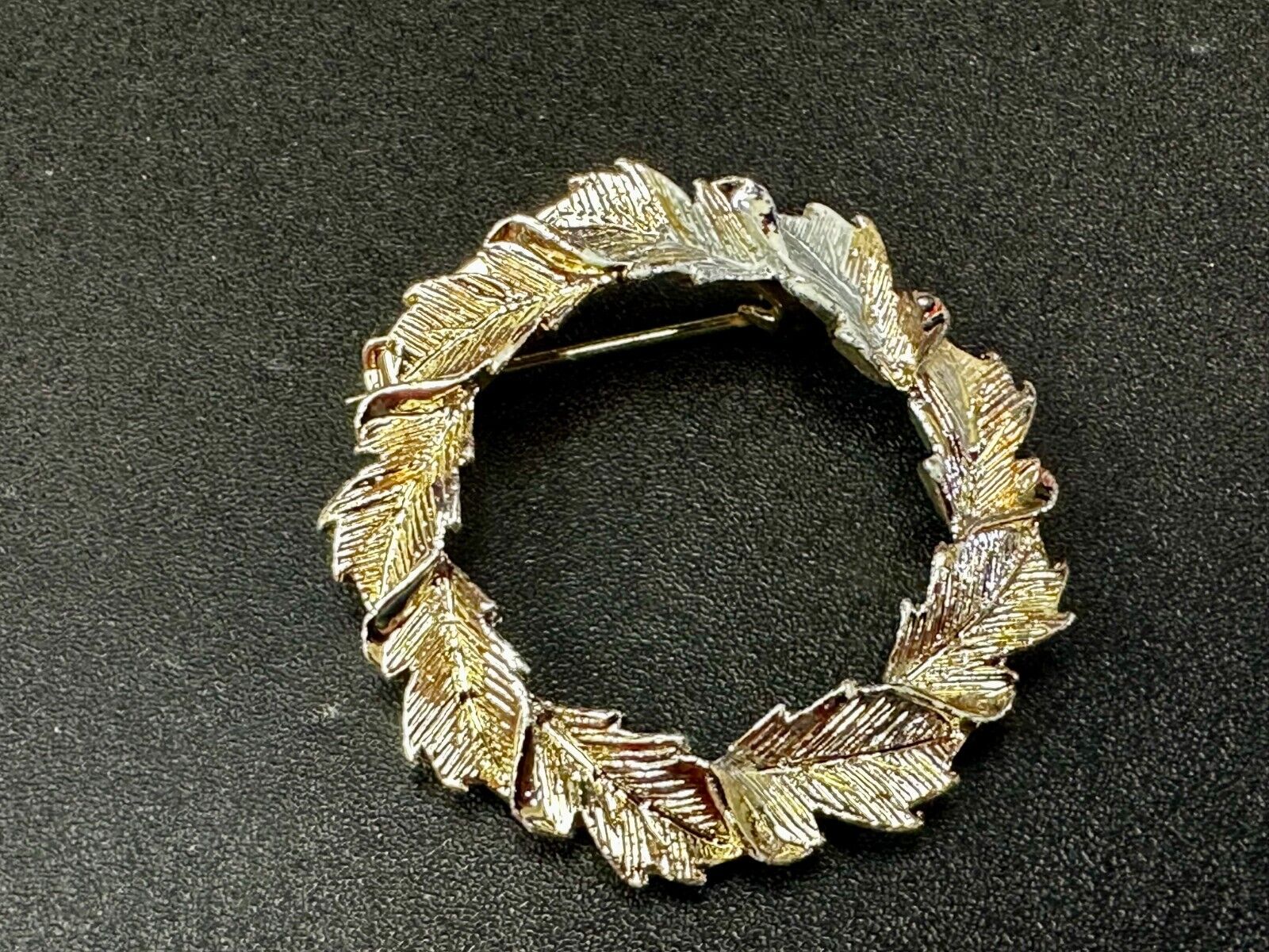 Vintage Gerrys Gold Tone Textured Leaf Leaves Round Wreath Brooch Pin