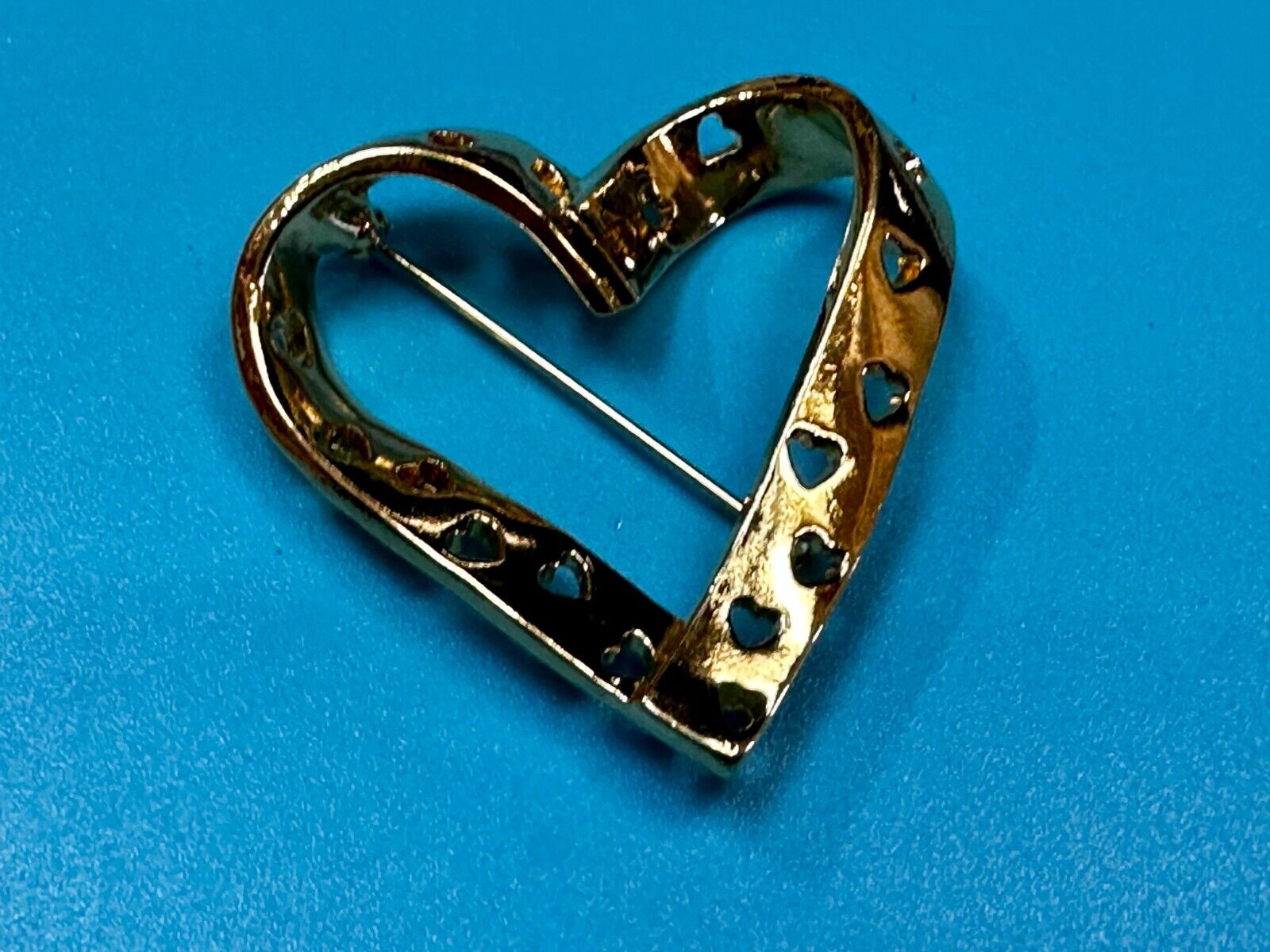 True Hearts Valentine Days Open Cutout Gold Tone Vintage Brooch Pin Signed Avon